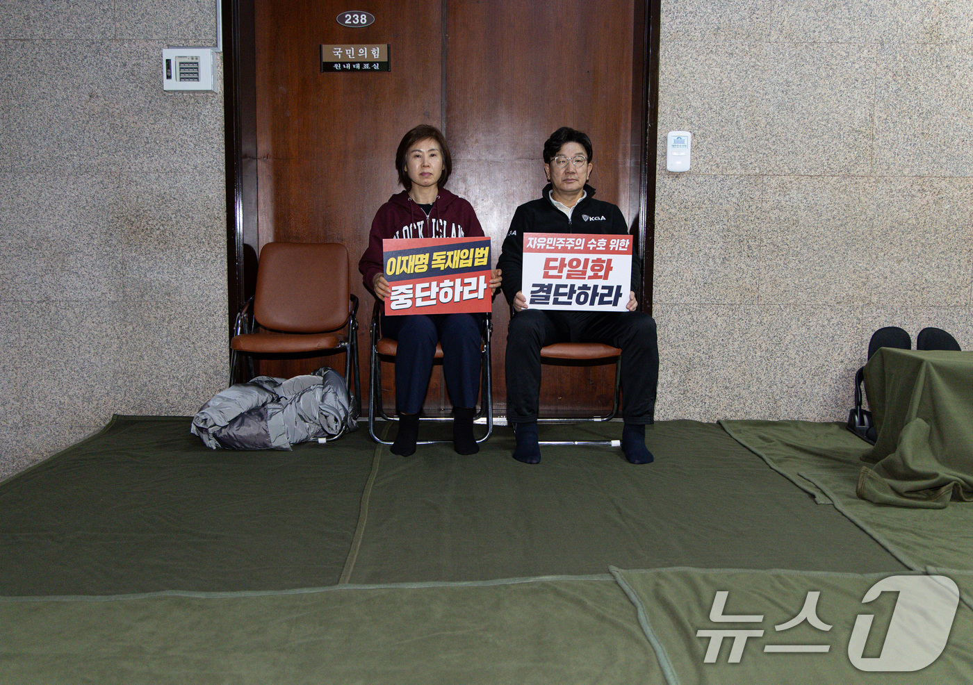 (서울=뉴스1) 이재명 기자 = 권성동 국민의힘 원내대표가 7일 오후 서울 여의도 국회 로텐더홀에서 김문수 당 대통령 후보에게 단일화 약속을 촉구하며 무기한 단식에 돌입하고 있다. …