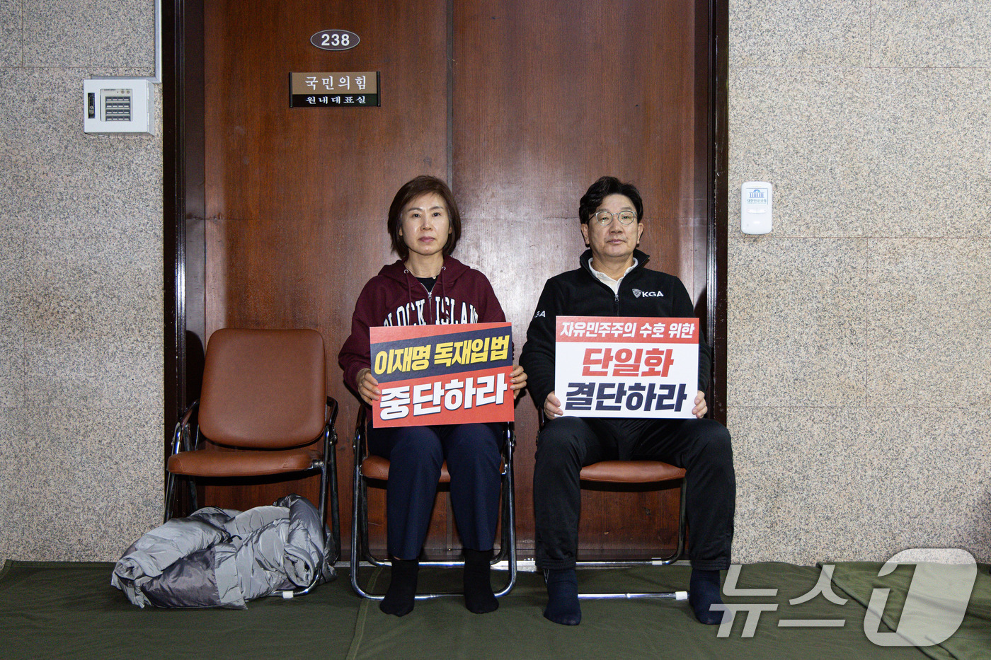 (서울=뉴스1) 이재명 기자 = 권성동 국민의힘 원내대표가 7일 오후 서울 여의도 국회 로텐더홀에서 김문수 당 대통령 후보에게 단일화 약속을 촉구하며 무기한 단식에 돌입하고 있다. …