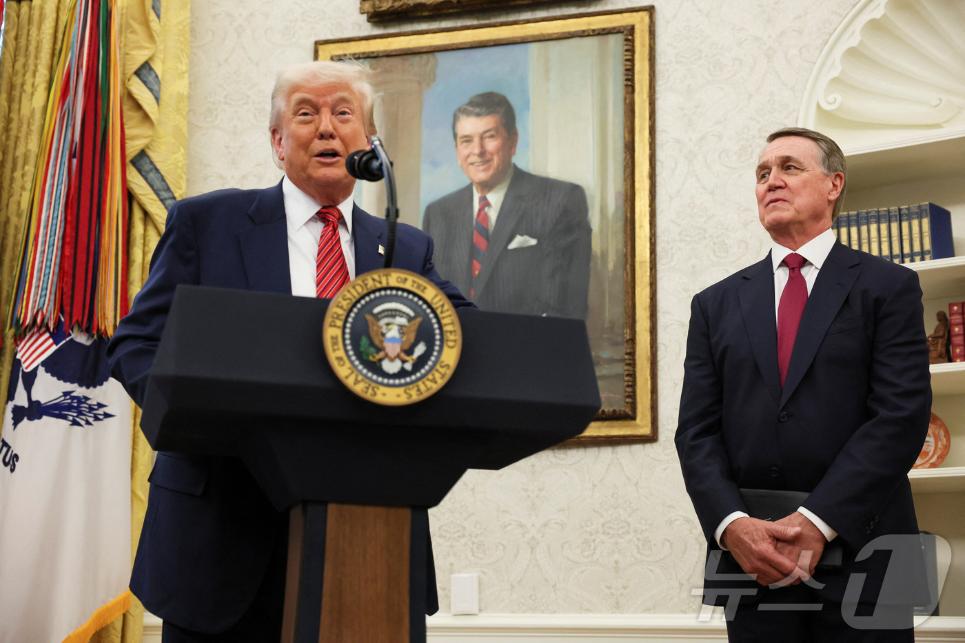 (워싱턴DC 로이터=뉴스1) 류정민 특파원 = 도널드 트럼프 미국 대통령이 2025년 5월 7일 미국 워싱턴 DC 백악관에서 데이비드 퍼듀 전 미국 상원의원(사진 오른쪽)의 신임 …