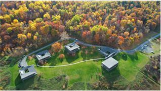 본문 이미지 - '원다르마센터' 가을 전경, 2022. 조경 서안, 디자인스튜디오 loci, 건축 한라한 마이어스 아키텍츠(HMA), 설명기. (원다르마센터 제공)