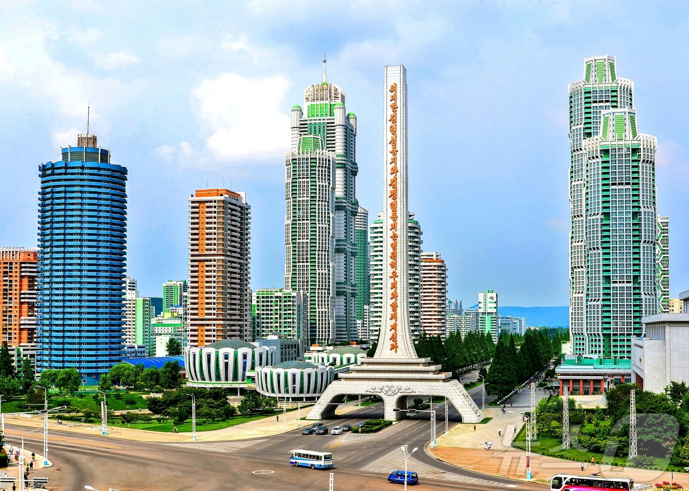 (평양 노동신문=뉴스1) = 북한 노동당 기관지 노동신문은 8일 "위대한 김정은 시대에 눈부시게 변모되는 우리 수도 평양"이라며 "우리 조국의 강용한 기상이 응축된 려명거리"를 소 …