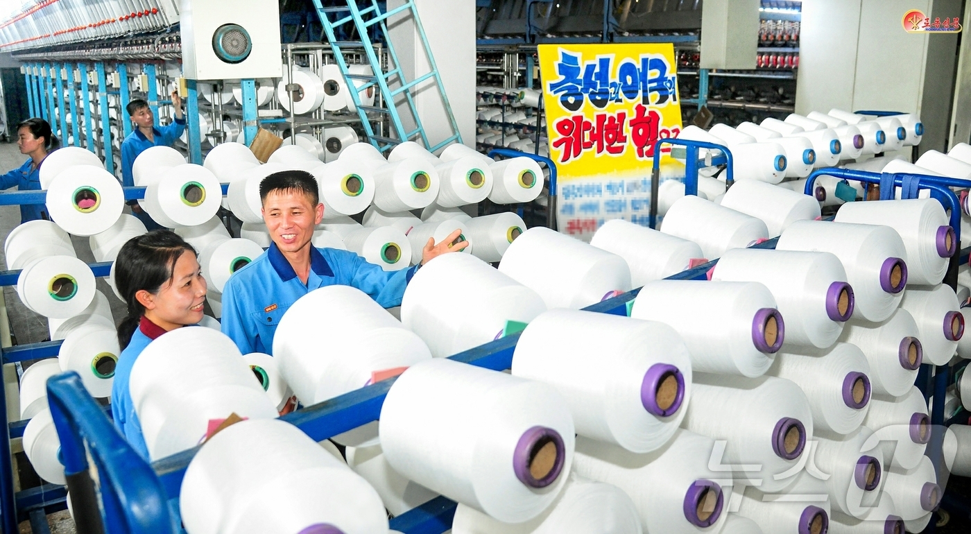 (평양 노동신문=뉴스1) = 북한 노동당 기관지 노동신문은 8일 "당 중앙 전원회의 결정 관철을 위한 생산투쟁을 힘있게 벌이고 있다"라면서 평양인견사 공장을 소개했다. [국내에서만 …