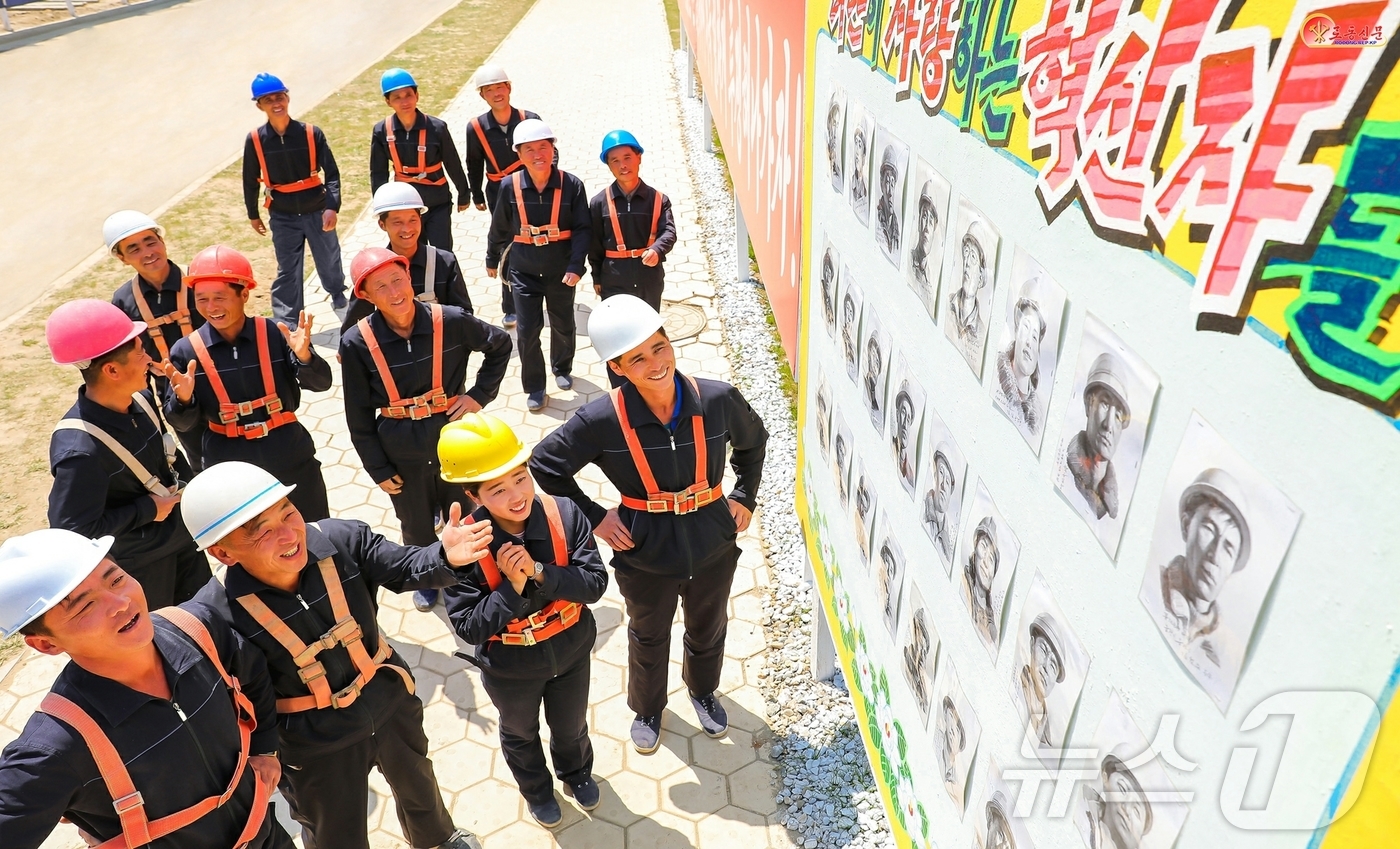 (평양 노동신문=뉴스1) = 북한 노동당 기관지 노동신문은 8일 "날마다 새 기록, 새 기준이 창조되는 화성지구 4단계 1만 세대 살림집 건설장에는 '속보거리'라고 부를만큼 곳곳마 …