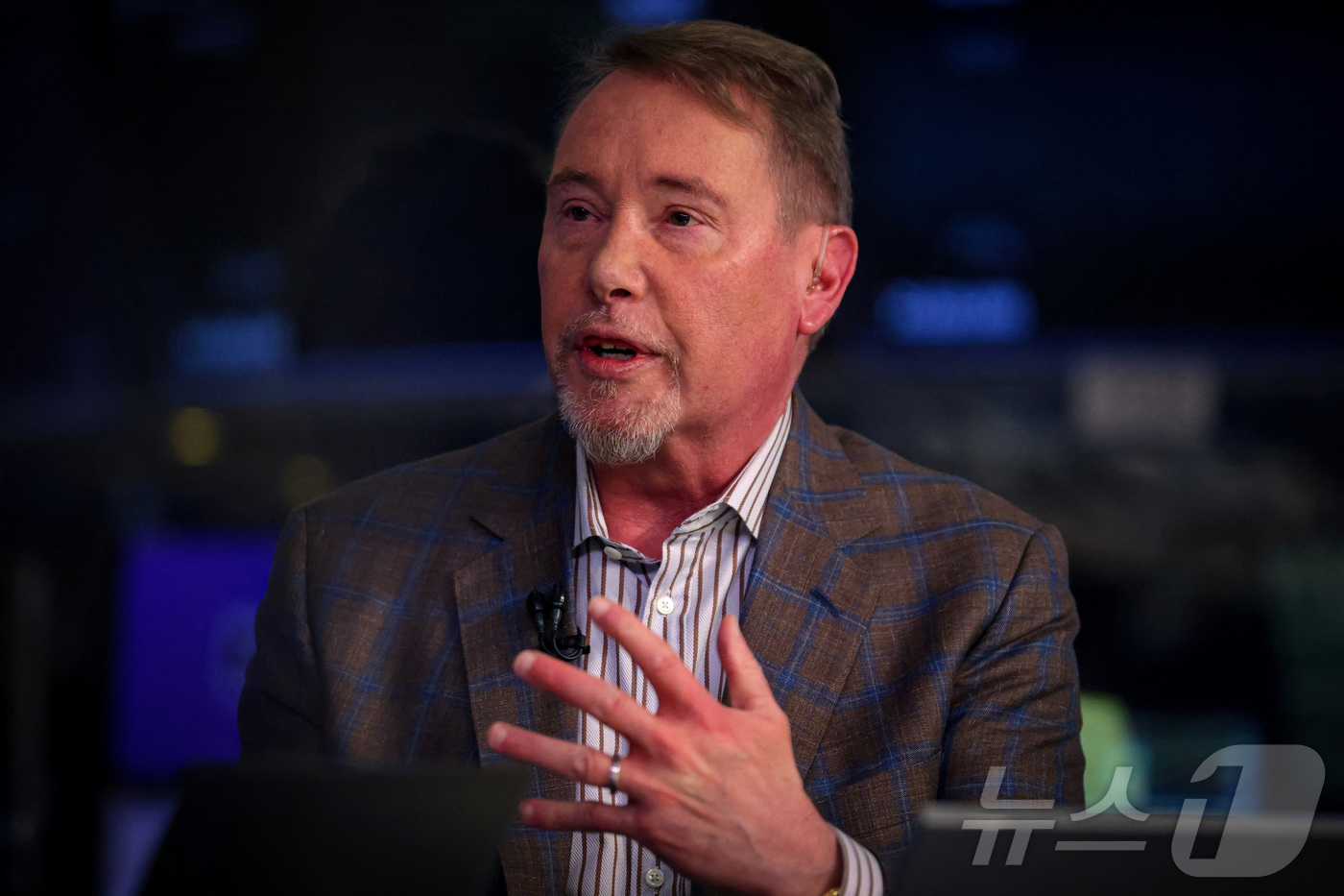 (뉴욕 로이터=뉴스1) 신기림 기자 = 자산운용사 더블라인캐피털의 제프리 건들락이 7일 뉴욕증권거래소(NYSE) 객장에서 진행된 CNBC방송과 인터뷰에서 올해 미국의 기준금리 인하 …