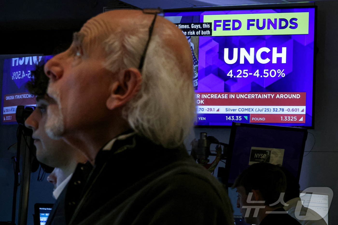 (뉴욕 로이터=뉴스1) 신기림 기자 = 7일 뉴욕증권거래소(NYSE) 객장에서 트레이더들이 업무를 보는 가운데 스크린 화면으로 기준금리 동결 소식이 전해지고 있다. 미국 중앙은행 …