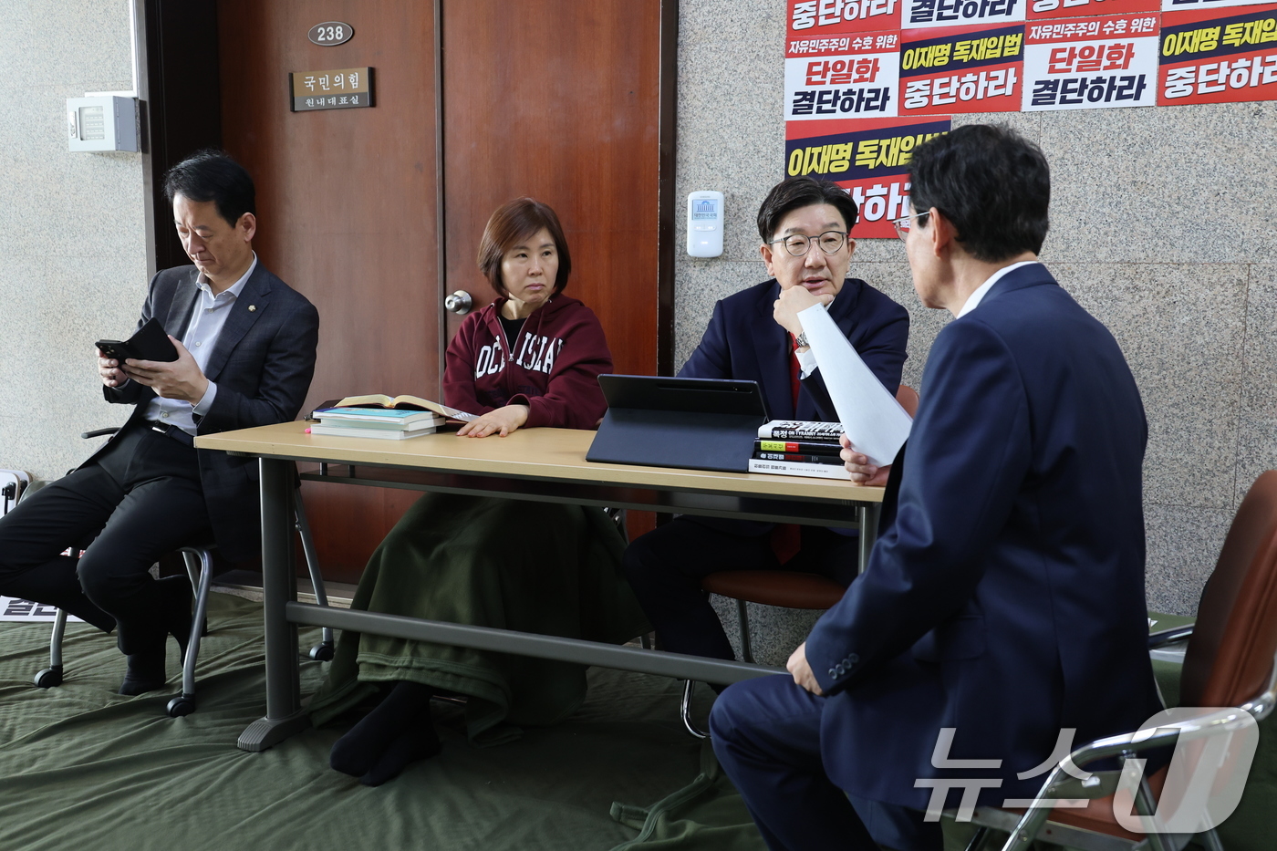 (서울=뉴스1) 안은나 기자 = 권성동 국민의힘 원내대표가 8일 오전 서울 여의도 국회에서 김문수 당 대통령 후보에게 단일화 약속을 촉구하며 무기한 단식농성을 하고 있다. 2025 …