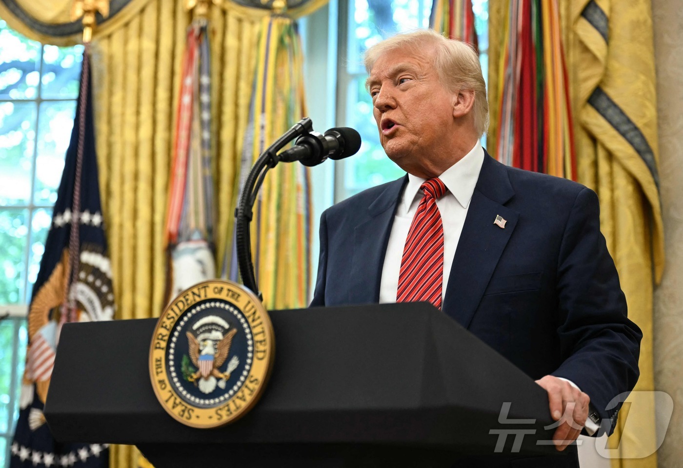 (워싱턴 AFP=뉴스1) 우동명 기자 = 도널드 트럼프 도널드 트럼프 미국 대통령이 7일(현지시간) 워싱턴 백악관에서 열린 데이비드 퍼듀 주중대사 선서식 행사에 참석해 “일부 중동 …