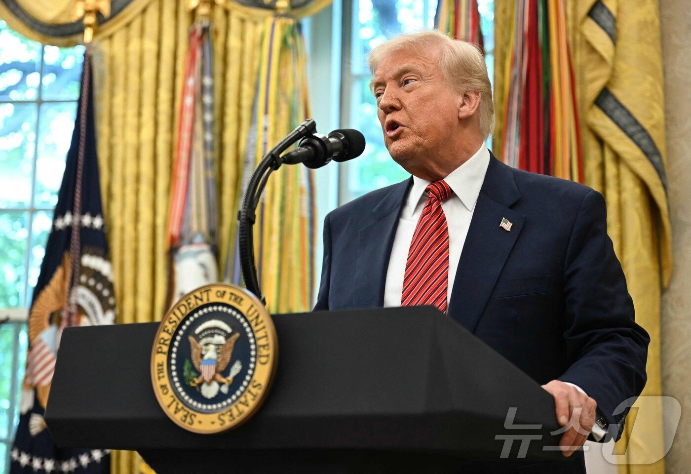 본문 이미지 - 도널드 트럼프 도널드 트럼프 미국 대통령이 7일&#40;현지시간&#41; 워싱턴 백악관에서 열린 데이비드 퍼듀 주중대사 선서식 행사에 참석해 “일부 중동 국가들에 대한 미국산 반도체 수출 통제 완화를 곧 발표될 것이다”고 밝히고 있다. 2025.05.08 ⓒ AFP=뉴스1 ⓒ News1 우동명 기자