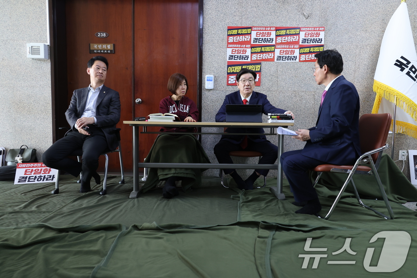 (서울=뉴스1) 안은나 기자 = 권성동 국민의힘 원내대표가 8일 오전 서울 여의도 국회에서 김문수 당 대통령 후보에게 단일화 약속을 촉구하며 무기한 단식농성을 하고 있다. 2025 …