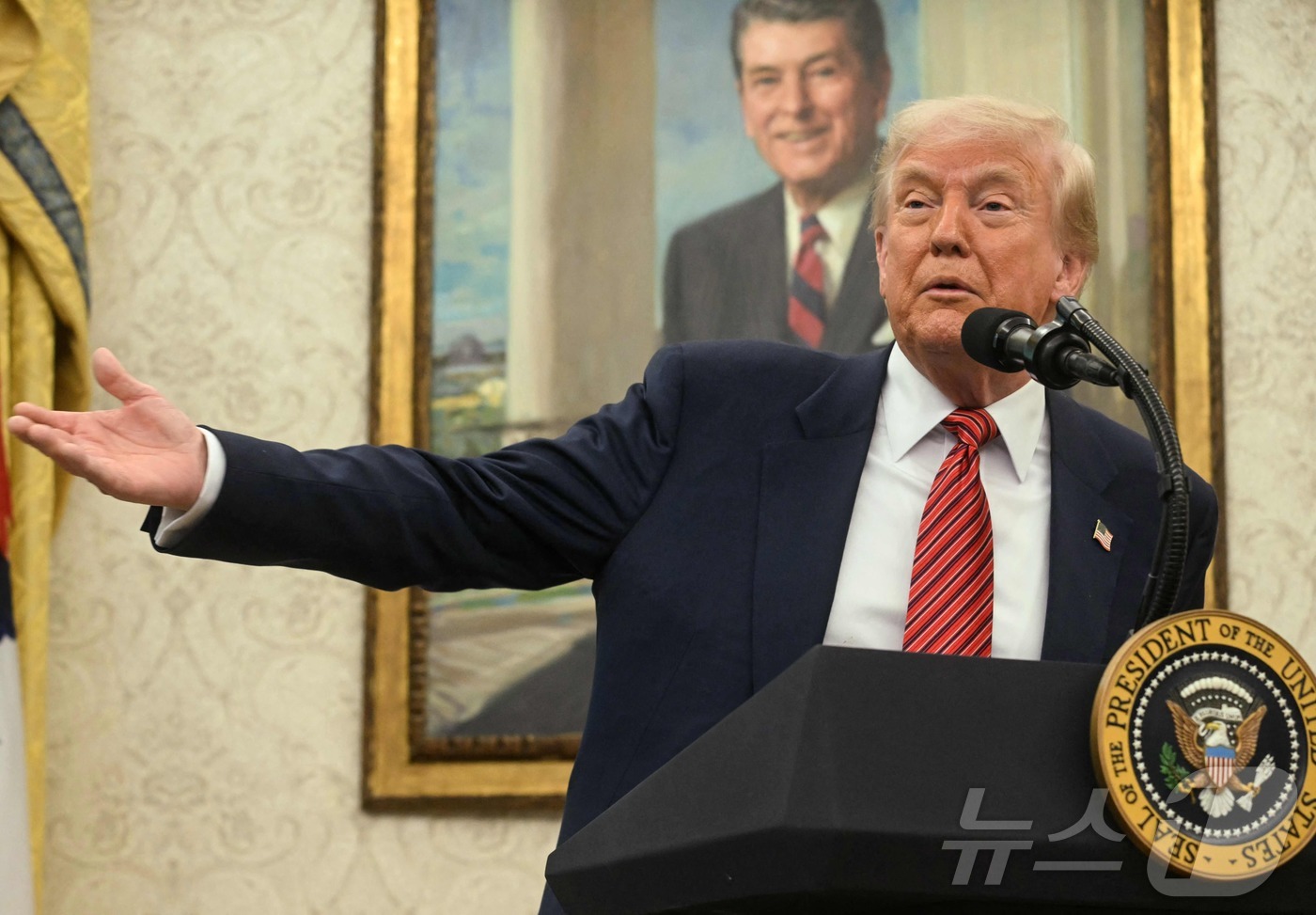 (워싱턴 AFP=뉴스1) 우동명 기자 = 도널드 트럼프 도널드 트럼프 미국 대통령이 7일(현지시간) 워싱턴 백악관에서 열린 데이비드 퍼듀 주중대사 선서식 행사에 참석해 “관세 추가 …