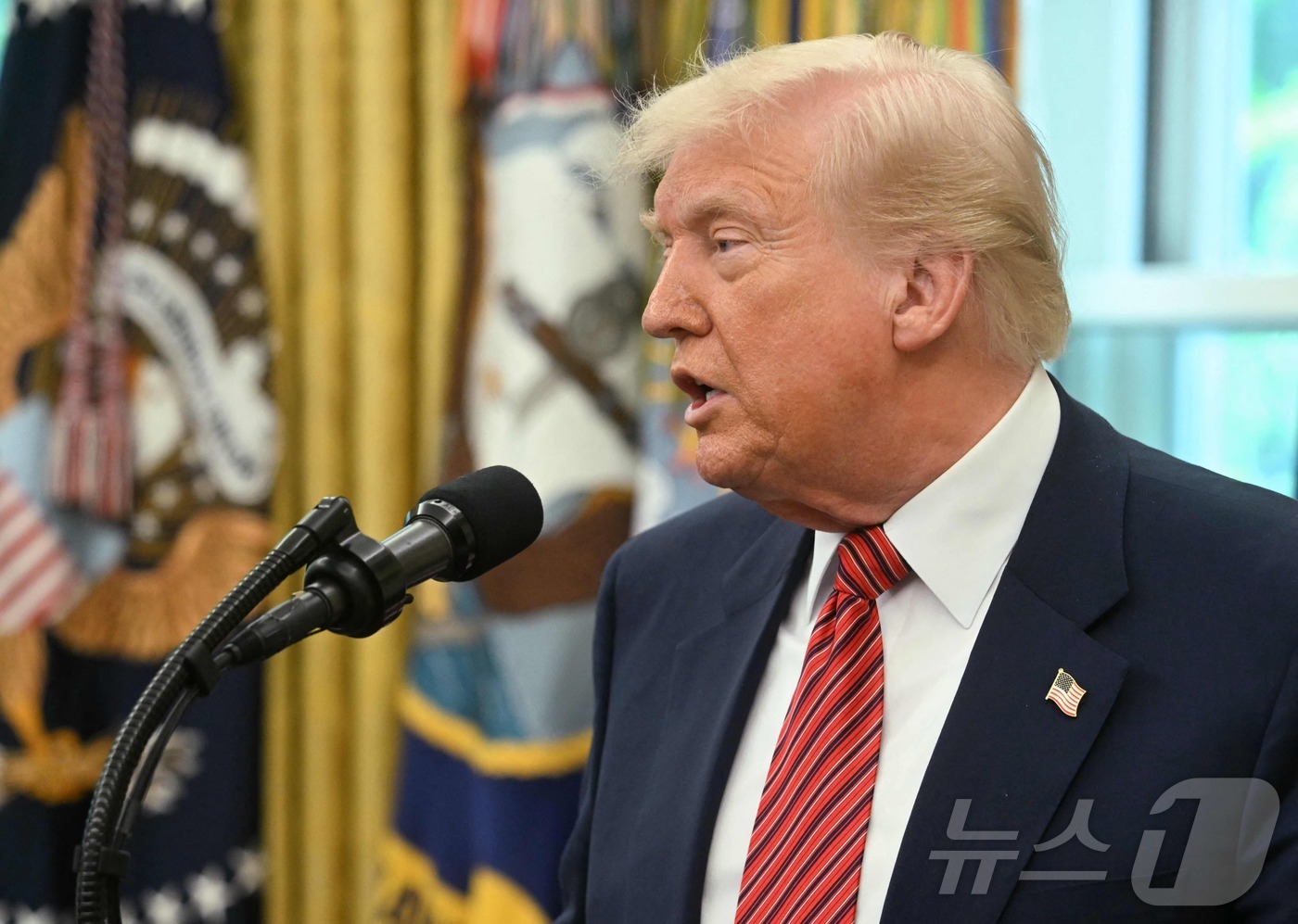 (워싱턴 AFP=뉴스1) 우동명 기자 = 도널드 트럼프 도널드 트럼프 미국 대통령이 7일(현지시간) 워싱턴 백악관에서 열린 데이비드 퍼듀 주중대사 선서식 행사에 참석해 “인도와 파 …