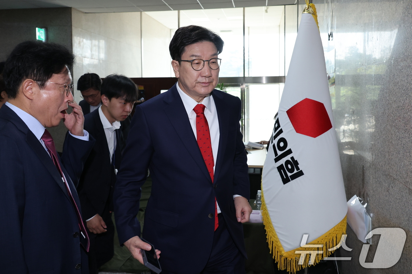 (서울=뉴스1) 안은나 기자 = 단일화 약속을 촉구하며 무기한 단식농성 중인 권성동 국민의힘 원내대표가 8일 오전 서울 여의도 국회에서 김문수 당 대통령 후보의 긴급 기자회견을 보 …