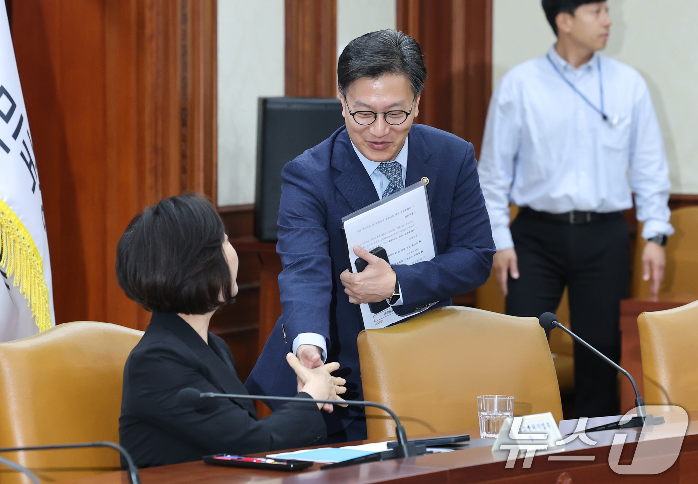 (서울=뉴스1) 임세영 기자 = 김범석 부총리 겸 기획재정부 장관 직무대행과 오영주 중소벤처기업부 장관이 8일 오전 서울 종로구 정부서울청사에서 열린 경제관계장관회의에서 악수를 하 …