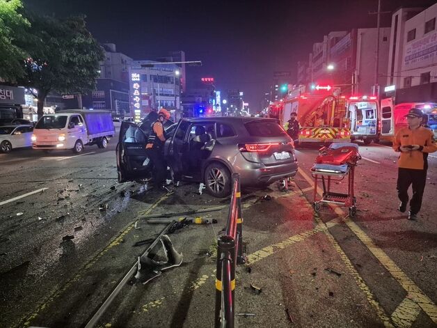 5명 탄 '음주 벤츠' 중앙선 넘어 SUV 쾅…2명 사망·4명 부상(종합)