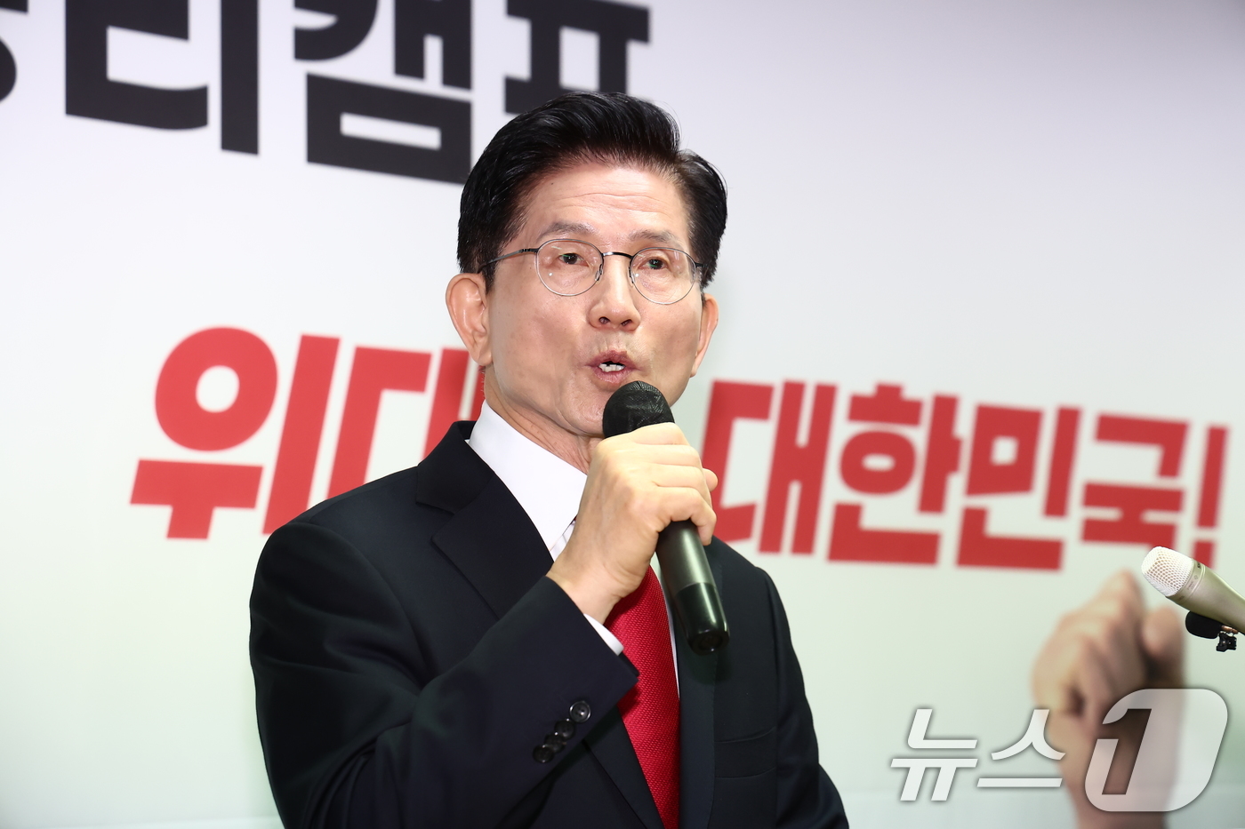 (서울=뉴스1) 김민지 기자 = 김문수 국민의힘 대통령 후보가 8일 오전 서울 여의도 자신의 캠프 사무실에서 단일화 관련 긴급 기자회견을 하고 있다. 2025.5.8/뉴스1