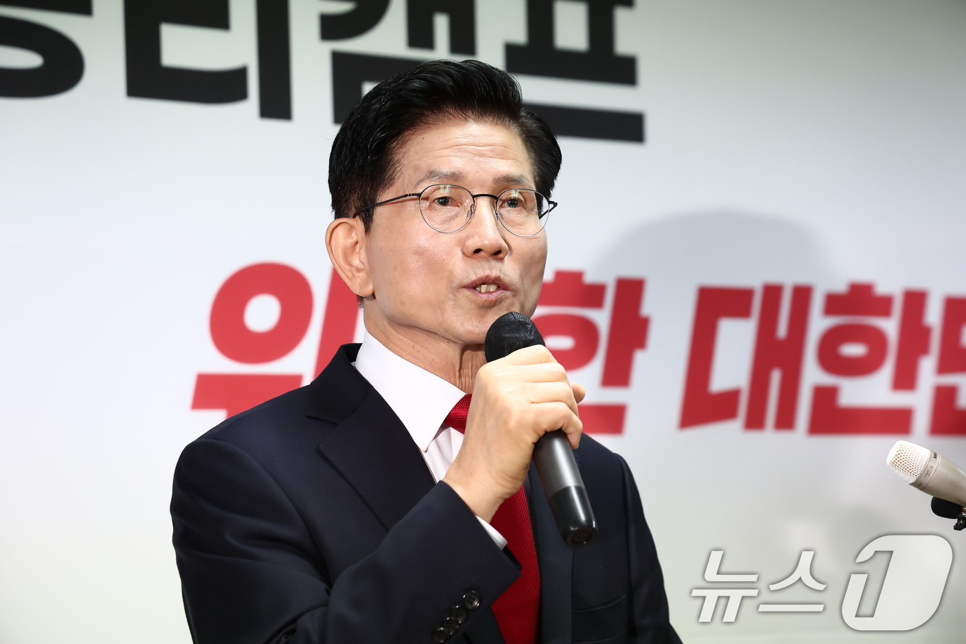 (서울=뉴스1) 김민지 기자 = 김문수 국민의힘 대통령 후보가 8일 오전 서울 여의도 자신의 캠프 사무실에서 단일화 관련 긴급 기자회견을 하고 있다. 2025.5.8/뉴스1