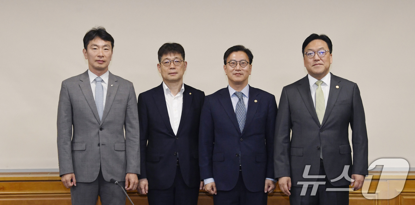 (서울=뉴스1) 이연주 기자 = 김범석 기획재정부 장관 직무대행이 8일 서울 중구 은행회관에서 열린 '거시경제금융현안간담회'에서 이복현 금융감독원장, 유상대 한국은행 부총재, 김병 …