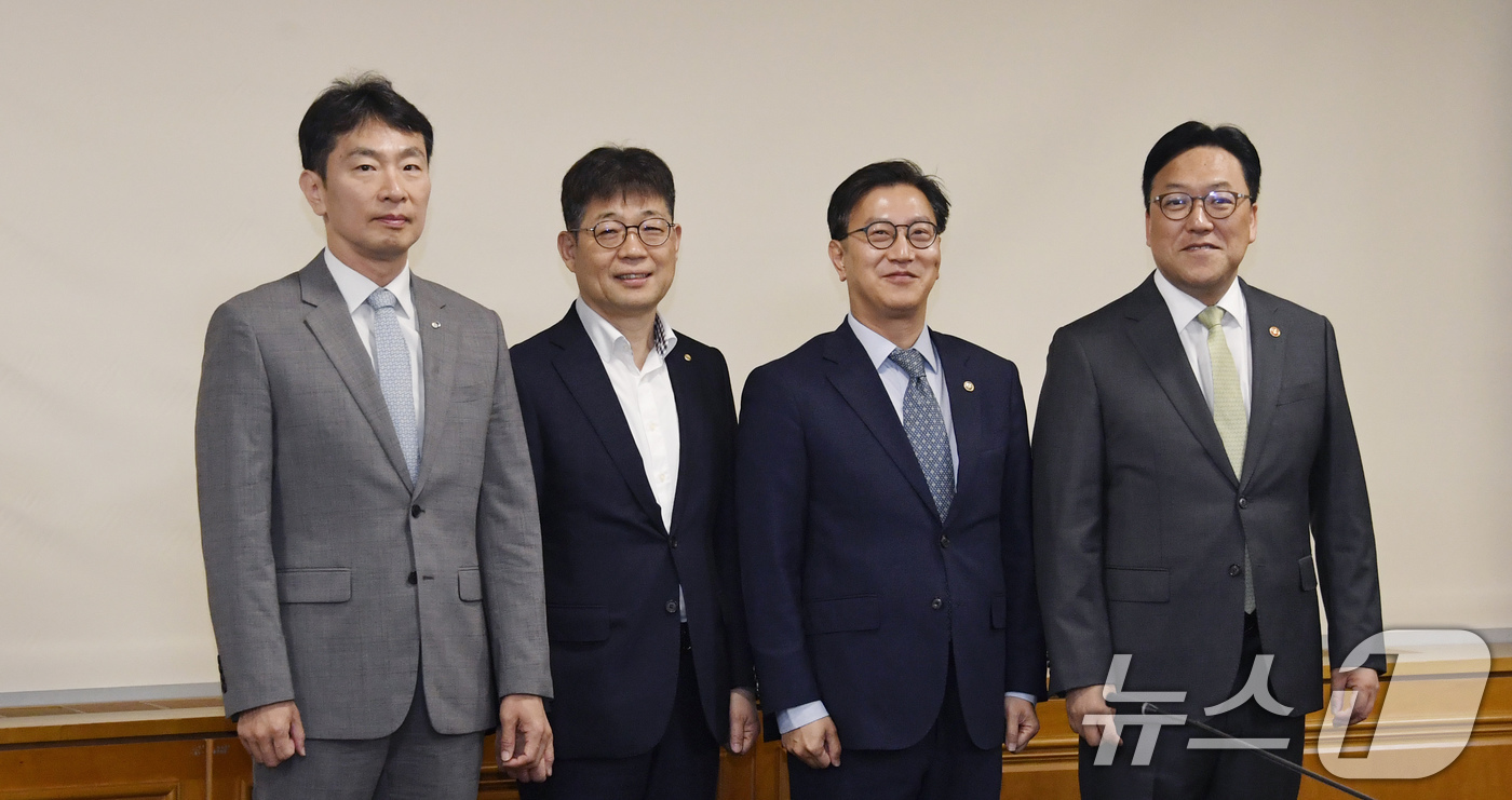 (서울=뉴스1) 이연주 기자 = 김범석 기획재정부 장관 직무대행이 8일 서울 중구 은행회관에서 열린 '거시경제금융현안간담회'에서 이복현 금융감독원장, 유상대 한국은행 부총재, 김병 …