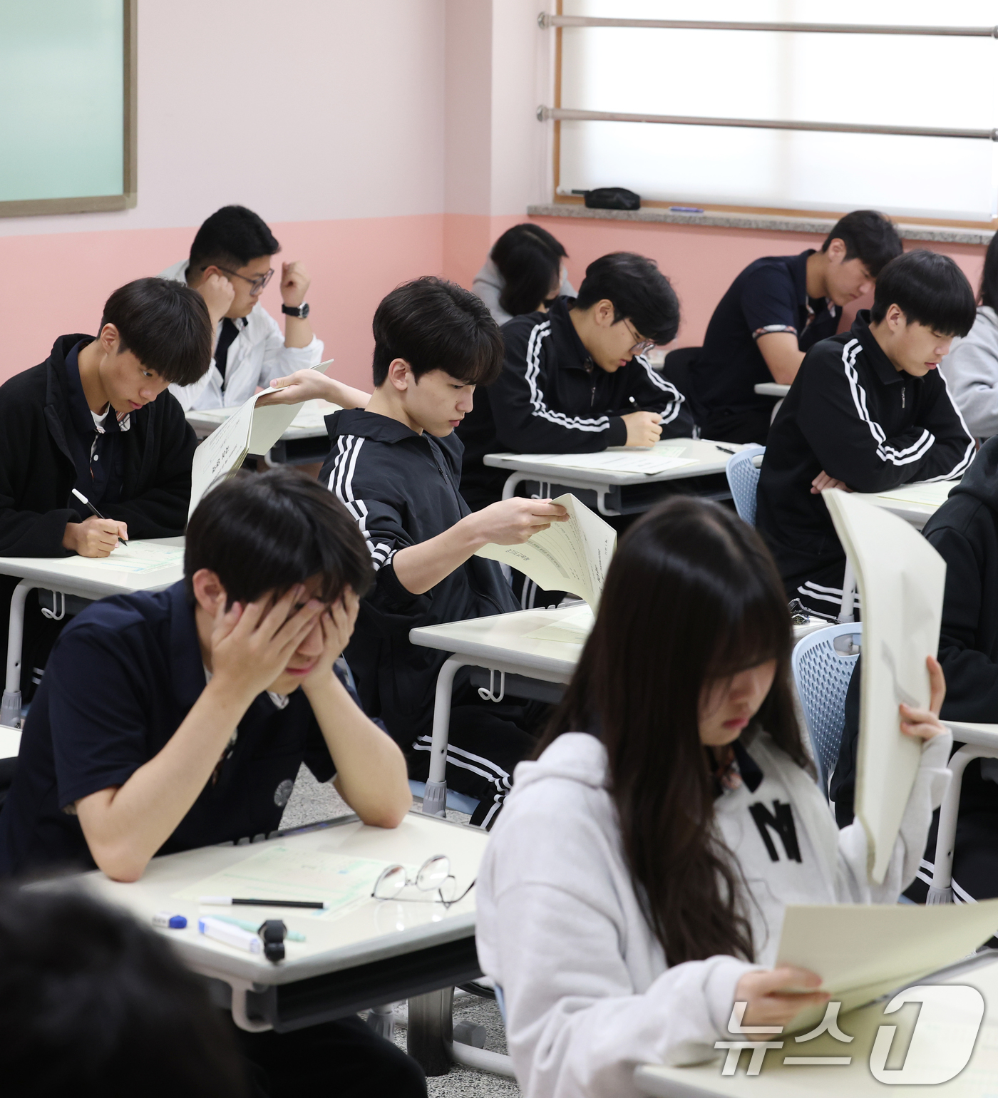 (화성=뉴스1) 김영운 기자 = 8일 오전 경기 화성시 동탄고등학교에서 3학년 학생들이 2025년 5월 전국연합학력평가를 치르고 있다. 2025.5.8/뉴스1