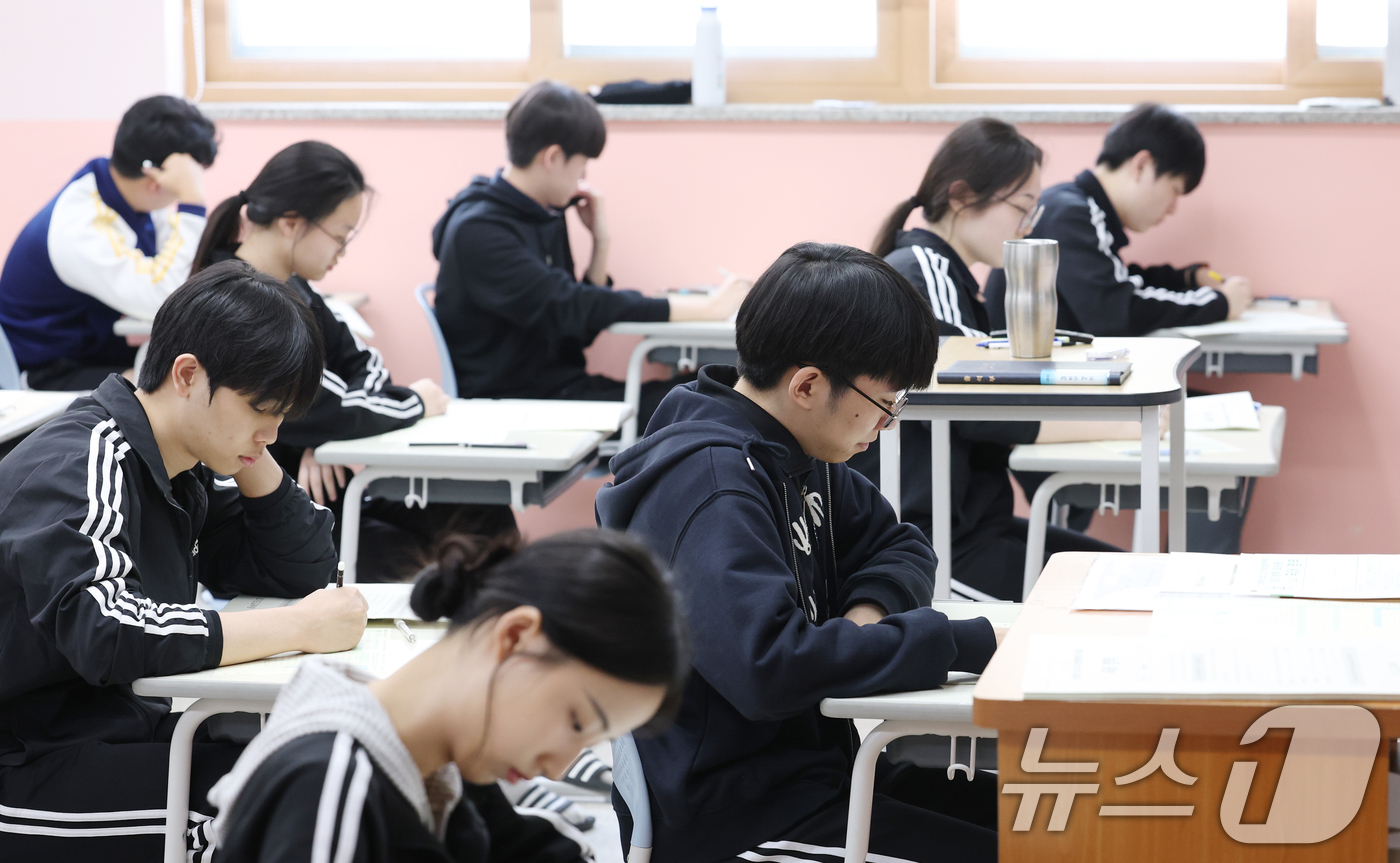 (화성=뉴스1) 김영운 기자 = 8일 오전 경기 화성시 동탄고등학교에서 3학년 학생들이 2025년 5월 전국연합학력평가를 치르고 있다. 2025.5.8/뉴스1