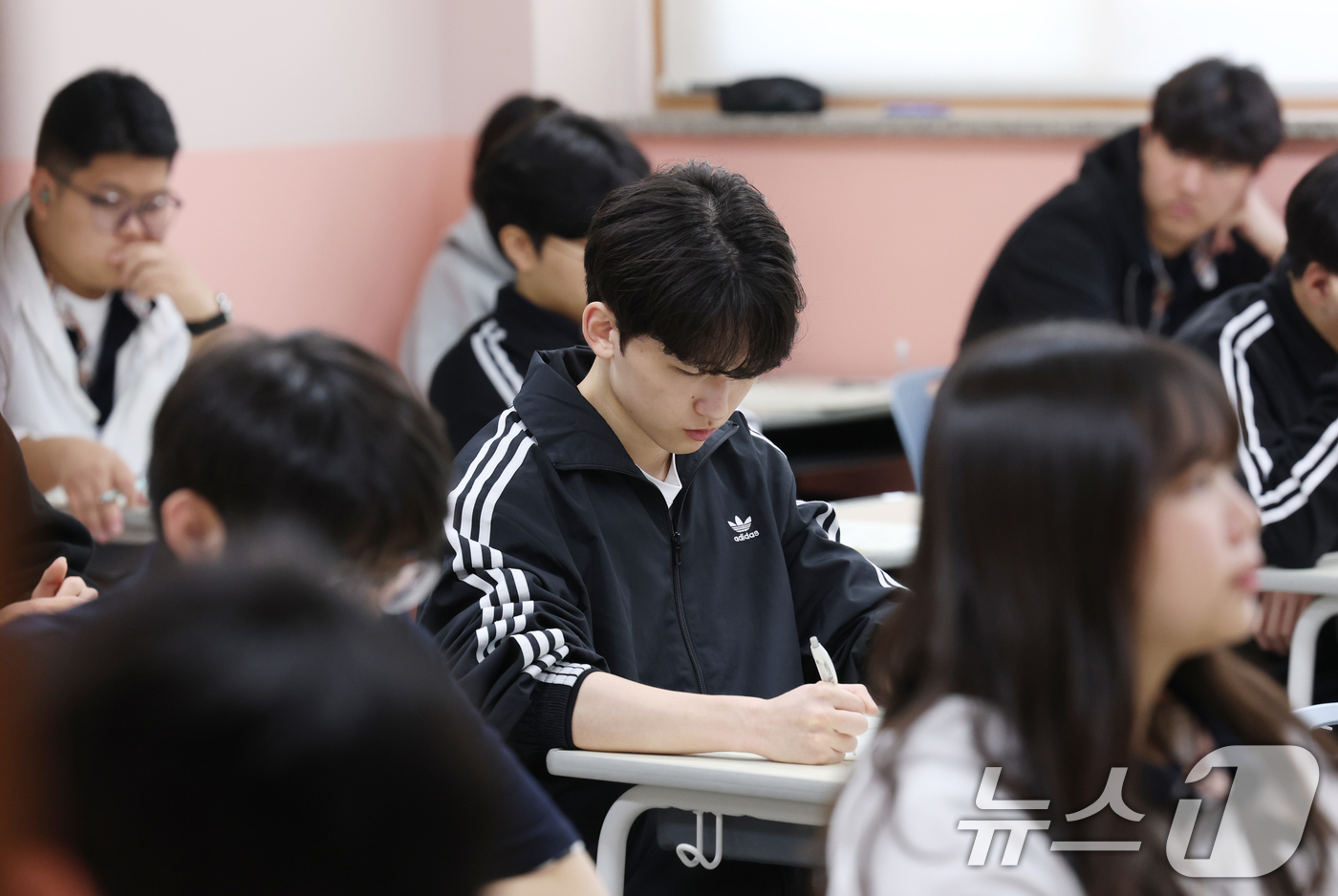 (화성=뉴스1) 김영운 기자 = 8일 오전 경기 화성시 동탄고등학교에서 3학년 학생들이 2025년 5월 전국연합학력평가를 치르고 있다. 2025.5.8/뉴스1