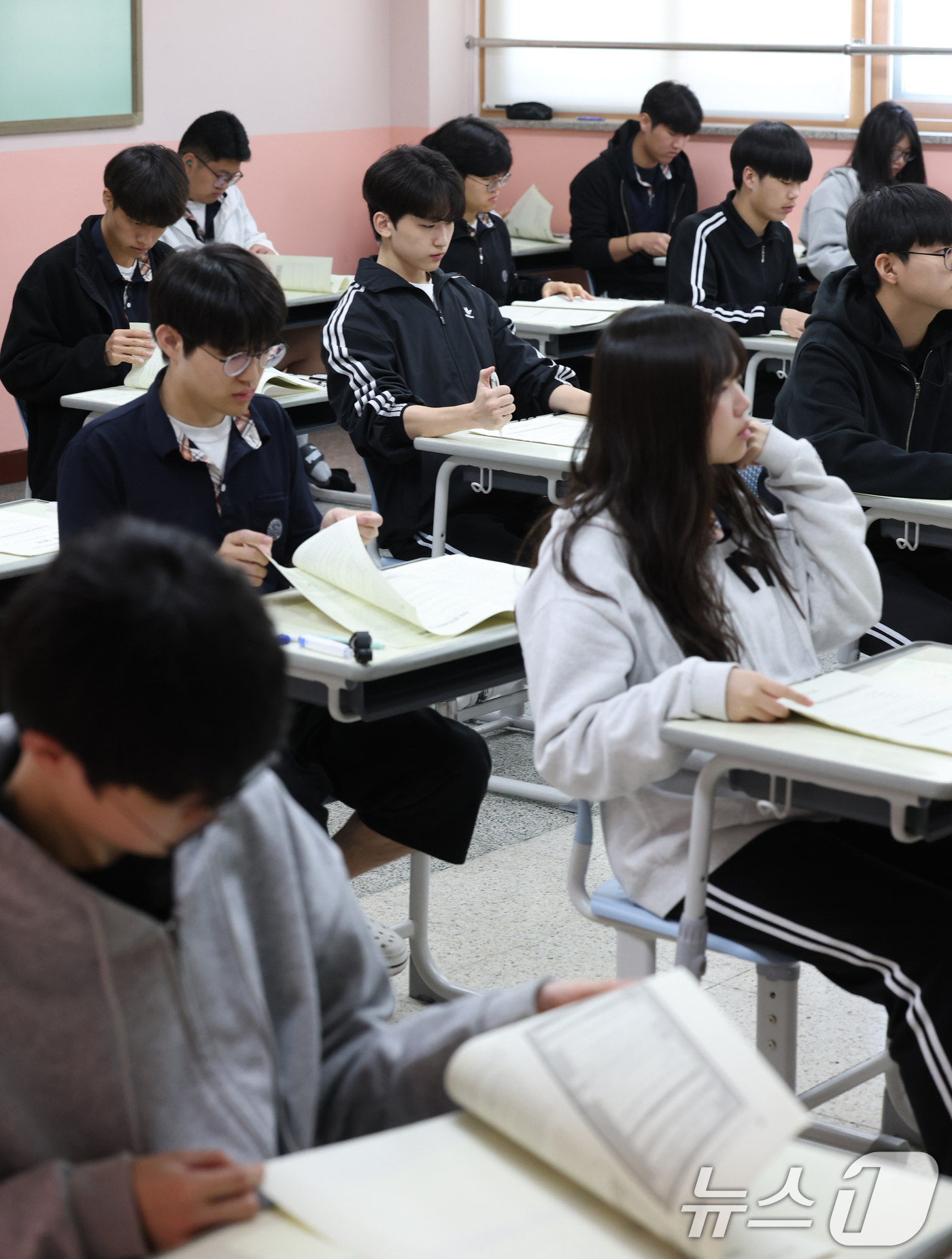 (화성=뉴스1) 김영운 기자 = 8일 오전 경기 화성시 동탄고등학교에서 3학년 학생들이 2025년 5월 전국연합학력평가를 치르고 있다. 2025.5.8/뉴스1