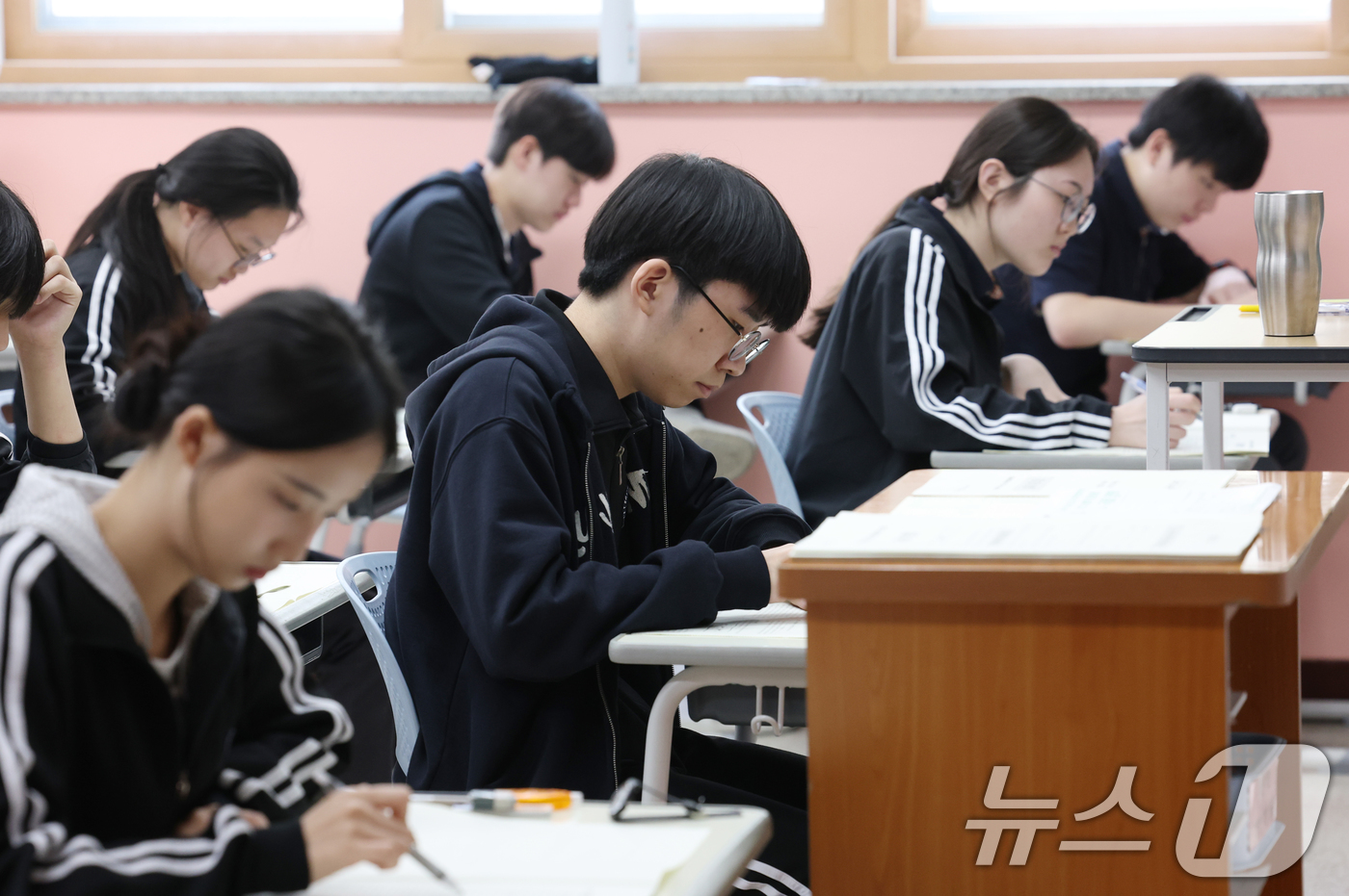 (화성=뉴스1) 김영운 기자 = 8일 오전 경기 화성시 동탄고등학교에서 3학년 학생들이 2025년 5월 전국연합학력평가를 치르고 있다. 2025.5.8/뉴스1