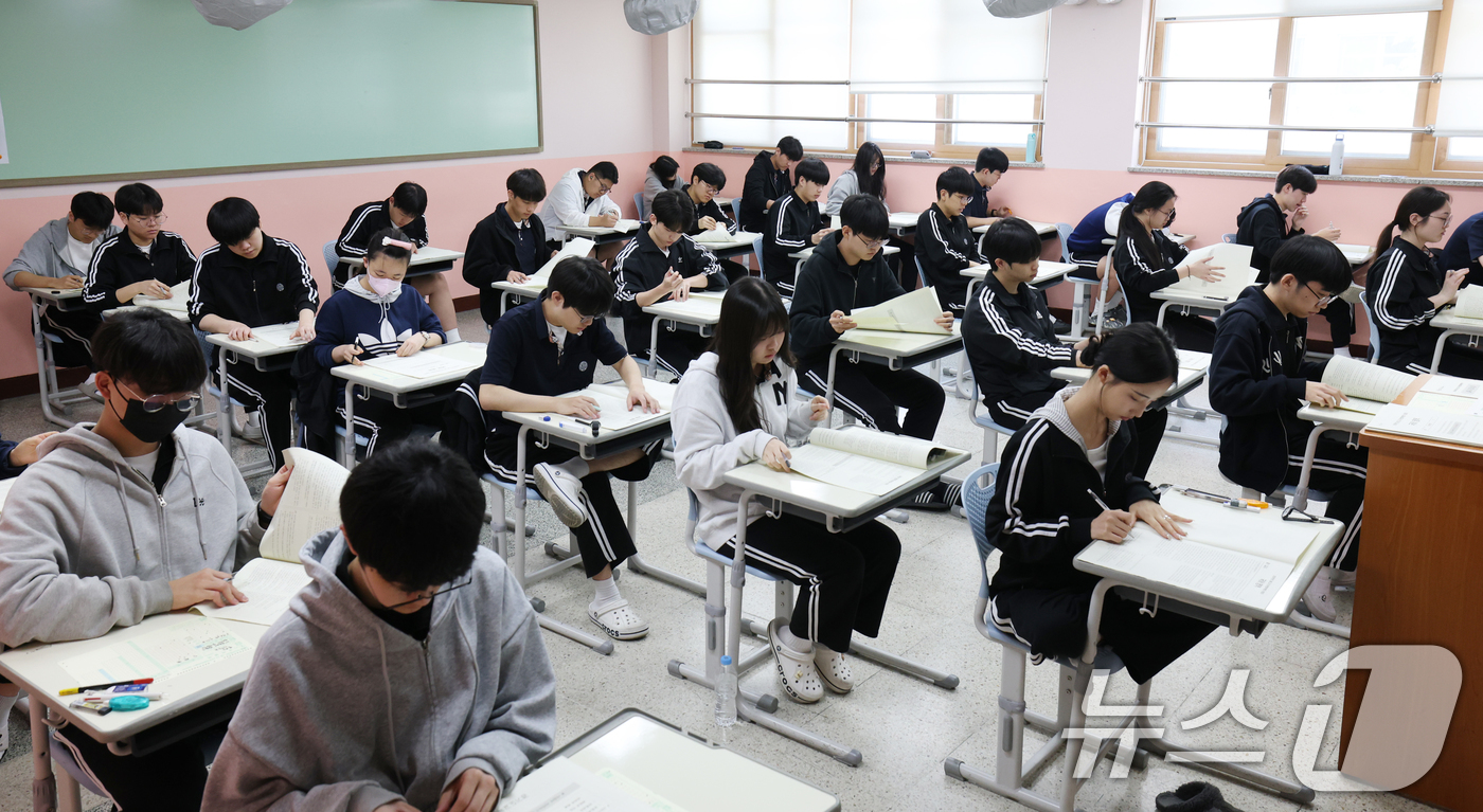 (화성=뉴스1) 김영운 기자 = 8일 오전 경기 화성시 동탄고등학교에서 3학년 학생들이 2025년 5월 전국연합학력평가를 치르고 있다. 2025.5.8/뉴스1