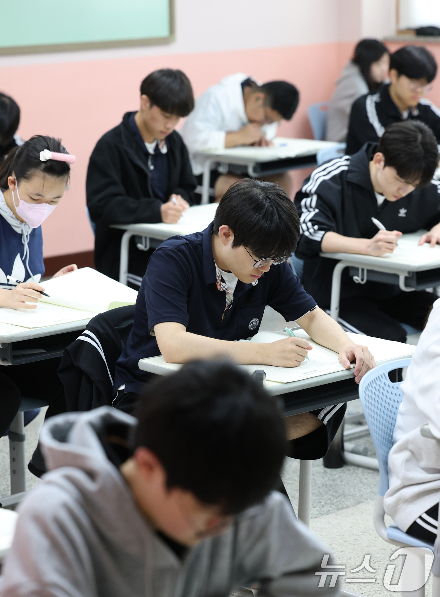 (화성=뉴스1) 김영운 기자 = 8일 오전 경기 화성시 동탄고등학교에서 3학년 학생들이 2025년 5월 전국연합학력평가를 치르고 있다. 2025.5.8/뉴스1