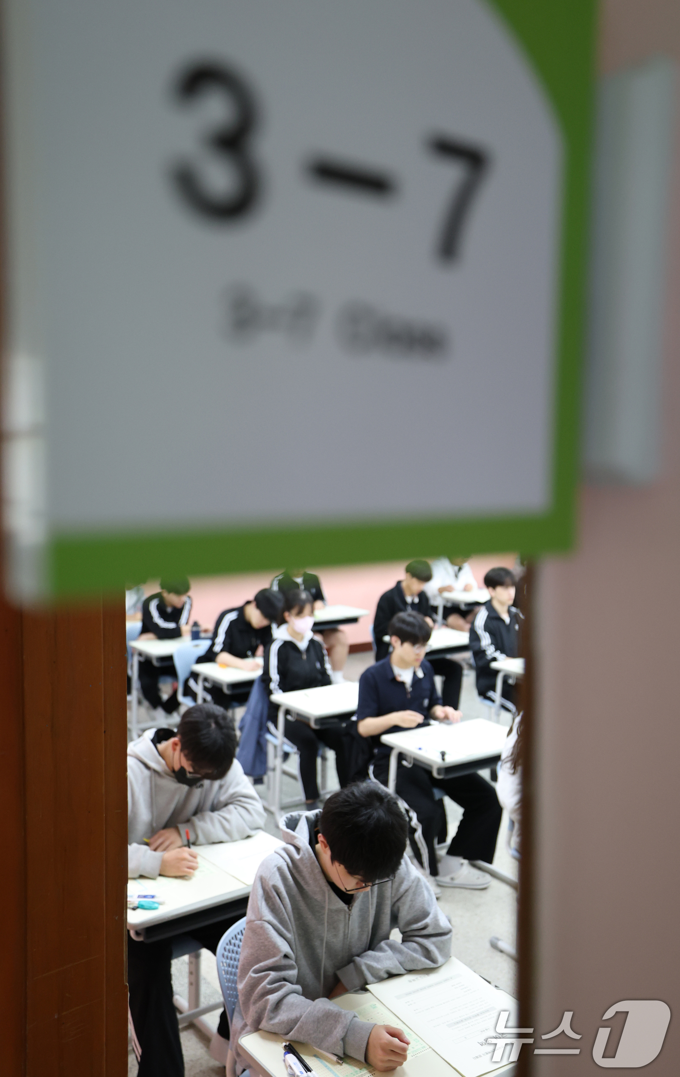 (화성=뉴스1) 김영운 기자 = 8일 오전 경기 화성시 동탄고등학교에서 3학년 학생들이 2025년 5월 전국연합학력평가를 치르고 있다. 2025.5.8/뉴스1