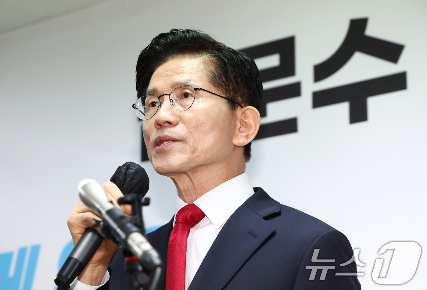 (서울=뉴스1) 김민지 기자 = 김문수 국민의힘 대통령 후보가 8일 오전 서울 여의도 자신의 캠프 사무실에서 단일화 관련 긴급 기자회견을 하고 있다. 2025.5.8/뉴스1