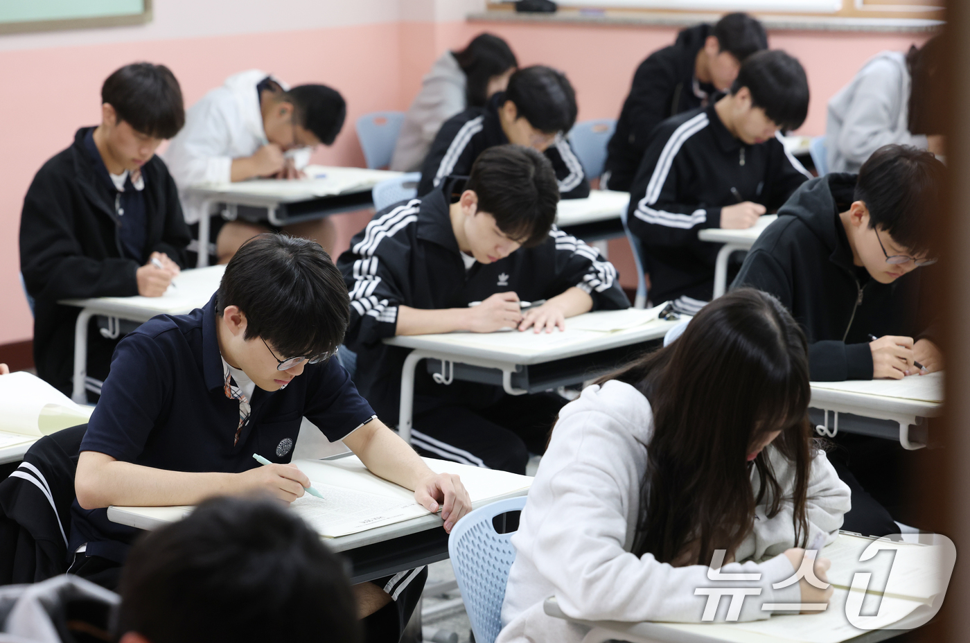 (화성=뉴스1) 김영운 기자 = 8일 오전 경기 화성시 동탄고등학교에서 3학년 학생들이 2025년 5월 전국연합학력평가를 치르고 있다. 2025.5.8/뉴스1