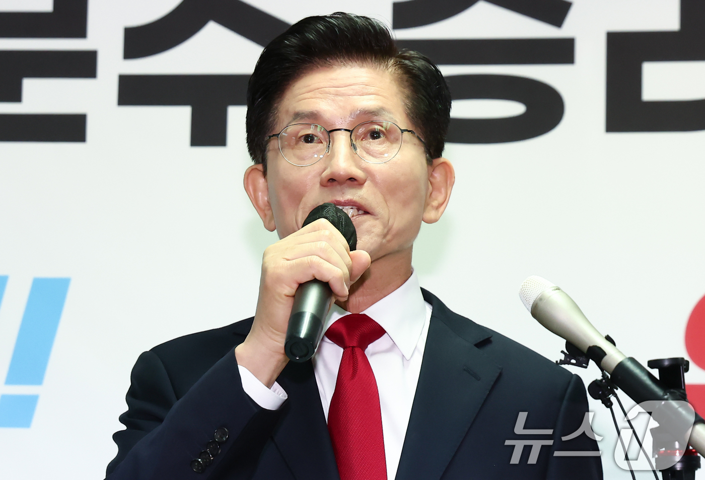 (서울=뉴스1) 김민지 기자 = 김문수 국민의힘 대통령 후보가 8일 오전 서울 여의도 자신의 캠프 사무실에서 단일화 관련 긴급 기자회견을 하고 있다. 2025.5.8/뉴스1