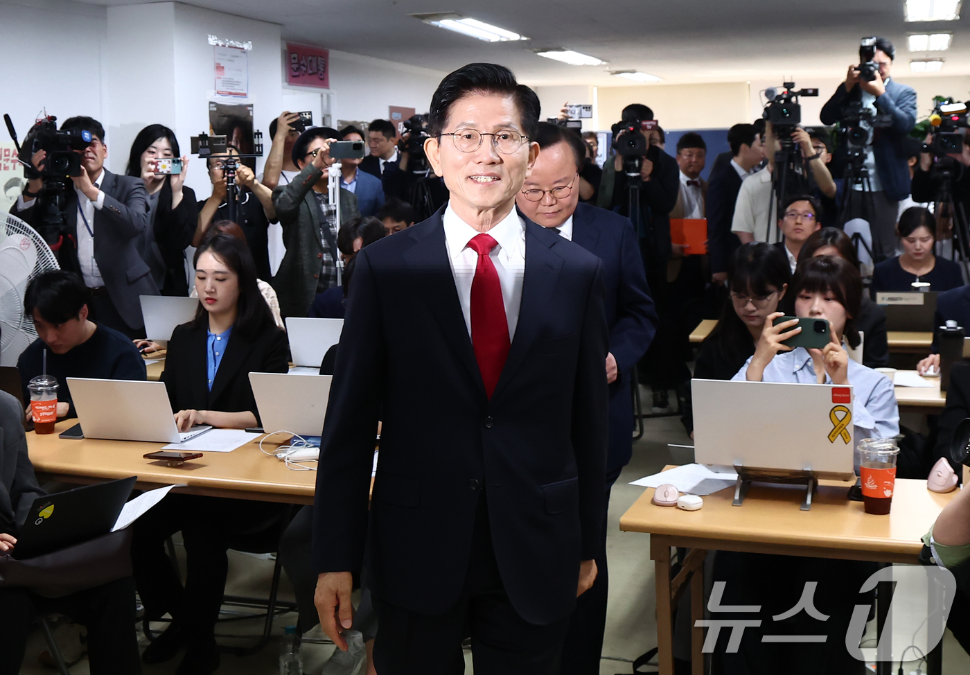 (서울=뉴스1) 김민지 기자 = 김문수 국민의힘 대통령 후보가 8일 오전 서울 여의도 자신의 캠프 사무실에서 단일화 관련 긴급 기자회견을 하기 위해 입장하고 있다. 2025.5.8 …