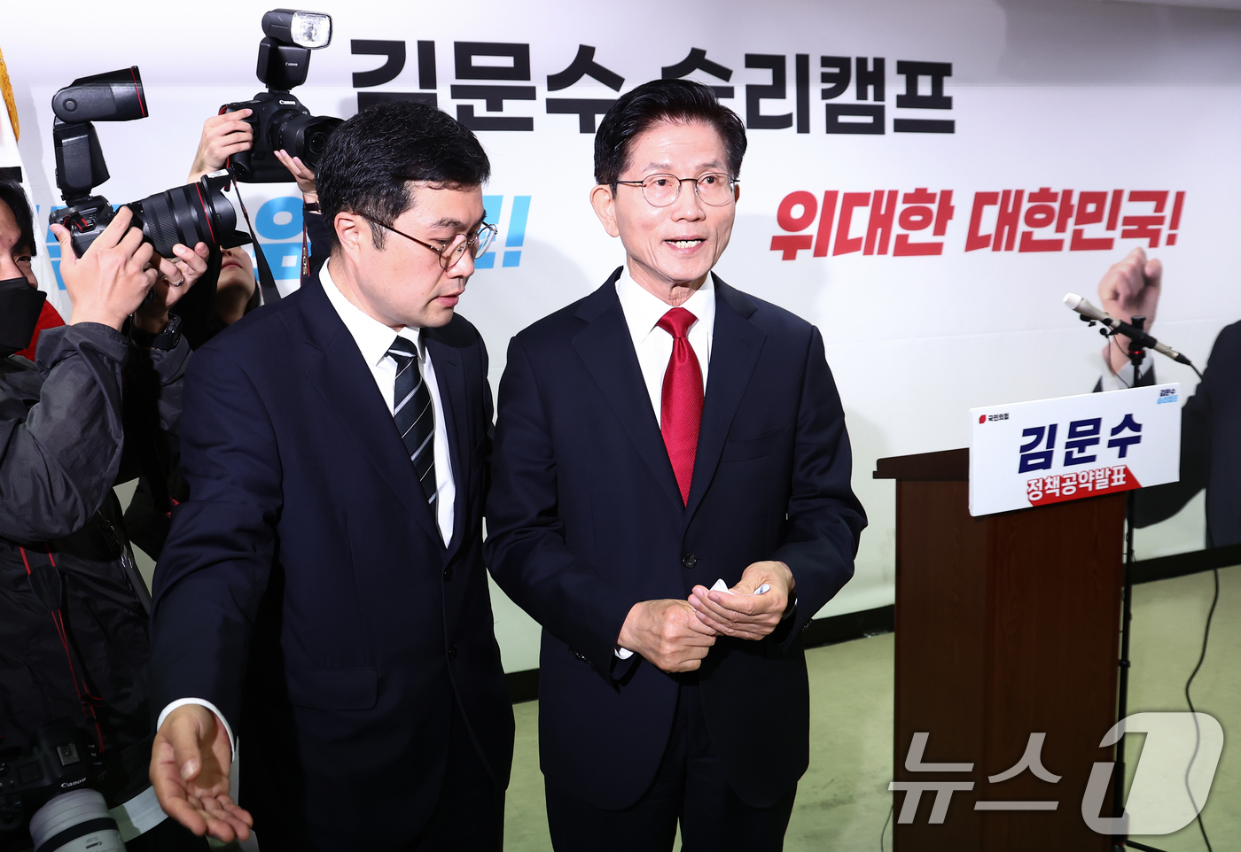 (서울=뉴스1) 김민지 기자 = 김문수 국민의힘 대통령 후보가 8일 오전 서울 여의도 자신의 캠프 사무실에서 단일화 관련 긴급 기자회견을 마친 후 이동하고 있다. 2025.5.8/ …