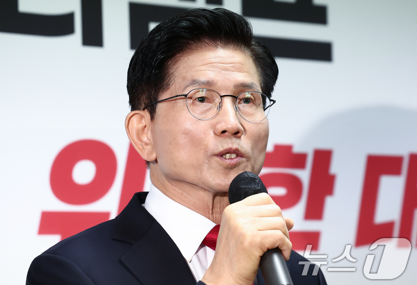 (서울=뉴스1) 김민지 기자 = 김문수 국민의힘 대통령 후보가 8일 오전 서울 여의도 자신의 캠프 사무실에서 단일화 관련 긴급 기자회견을 하고 있다. 2025.5.8/뉴스1