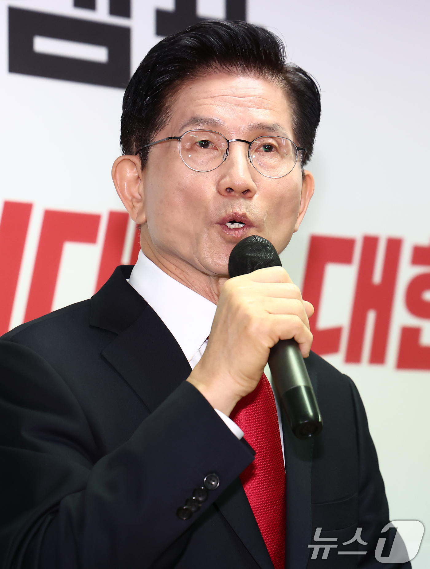 (서울=뉴스1) 김민지 기자 = 김문수 국민의힘 대통령 후보가 8일 오전 서울 여의도 자신의 캠프 사무실에서 단일화 관련 긴급 기자회견을 하고 있다. 2025.5.8/뉴스1