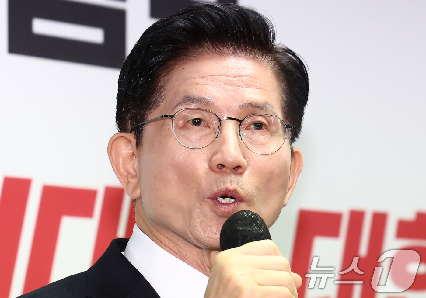 (서울=뉴스1) 김민지 기자 = 김문수 국민의힘 대통령 후보가 8일 오전 서울 여의도 자신의 캠프 사무실에서 단일화 관련 긴급 기자회견을 하고 있다. 2025.5.8/뉴스1