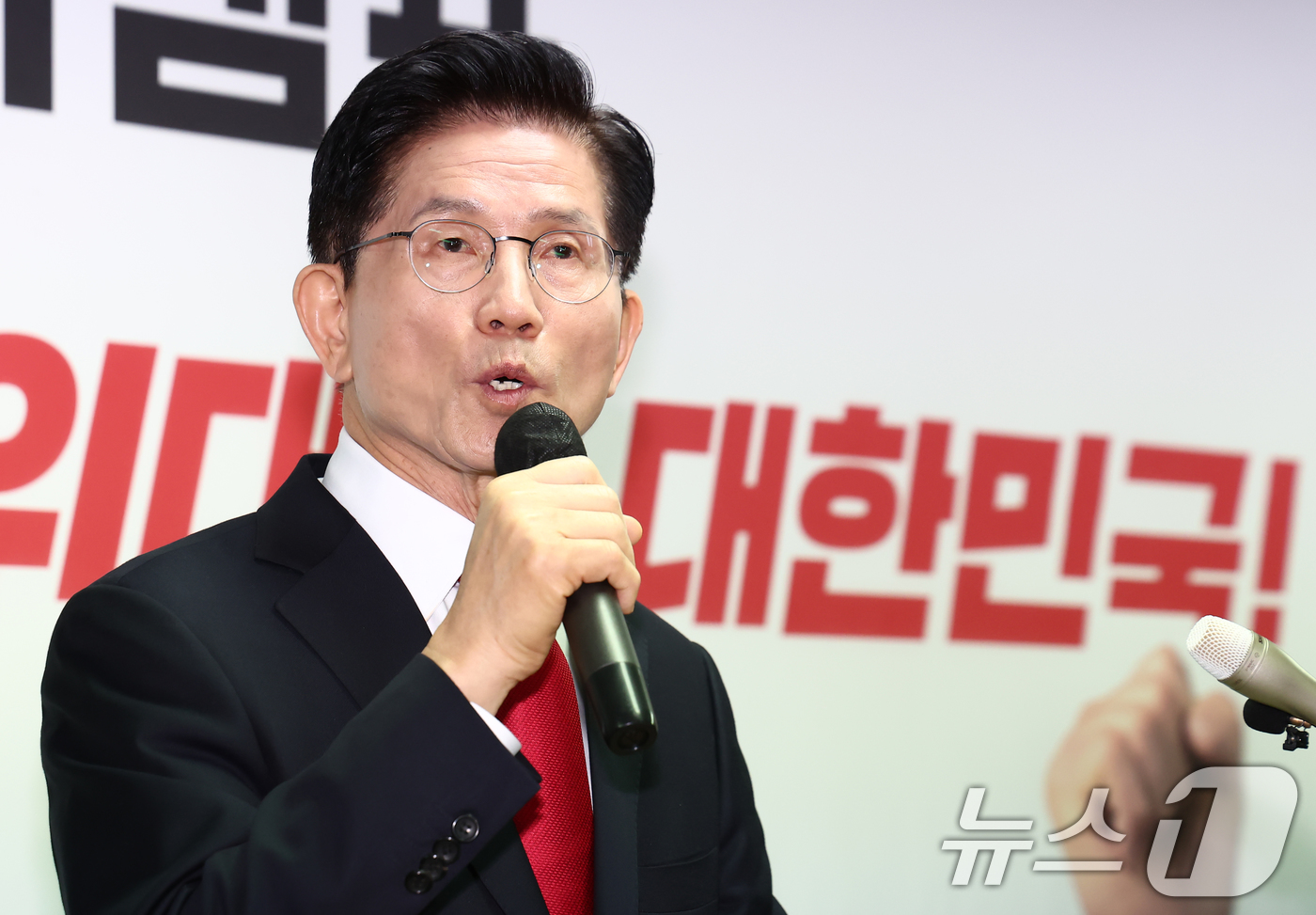 (서울=뉴스1) 김민지 기자 = 김문수 국민의힘 대통령 후보가 8일 오전 서울 여의도 자신의 캠프 사무실에서 단일화 관련 긴급 기자회견을 하고 있다. 2025.5.8/뉴스1