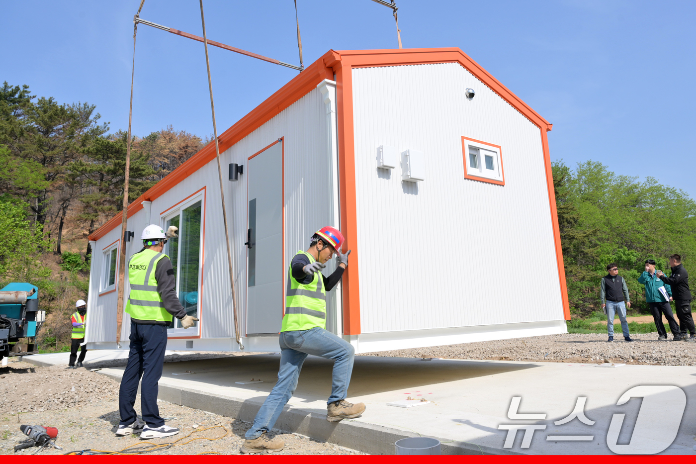 (영덕=뉴스1) 최창호 기자 = 8일 초대형 산불 피해 지역인 경북 영덕군 영덕읍 화수리에 이재민들이 사용할 임시 조립식 주택이 설치되고 있다.영덕군은 5월 말까지 조립식 주택 기 …