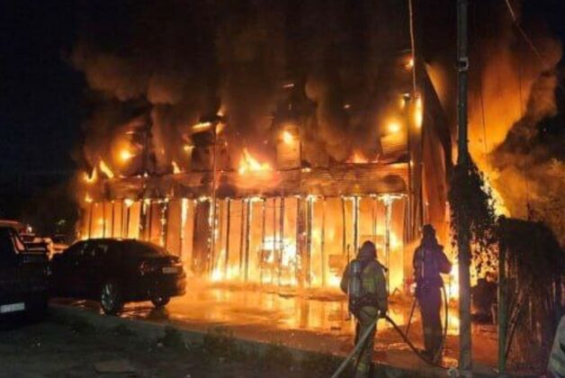 수원 전동킥보드 열폭주 추정 화재…차량·건물 모두 타