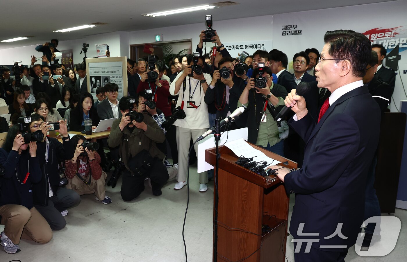 본문 이미지 - 김문수 국민의힘 대통령 후보가 8일 오전 서울 여의도 자신의 캠프 사무실에서 단일화 관련 긴급 기자회견을 하고 있다. 2025.5.8/뉴스1 ⓒ News1 김민지 기자