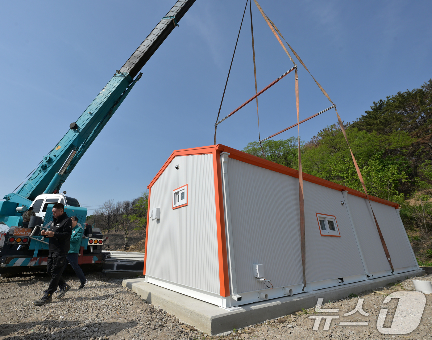 (영덕=뉴스1) 최창호 기자 = 8일 초대형 산불 피해 지역인 경북 영덕군 영덕읍 화수리에 이재민들이 사용할 임시 조립식 주택이 설치되고 있다.영덕군은 5월 말까지 조립식 주택 기 …