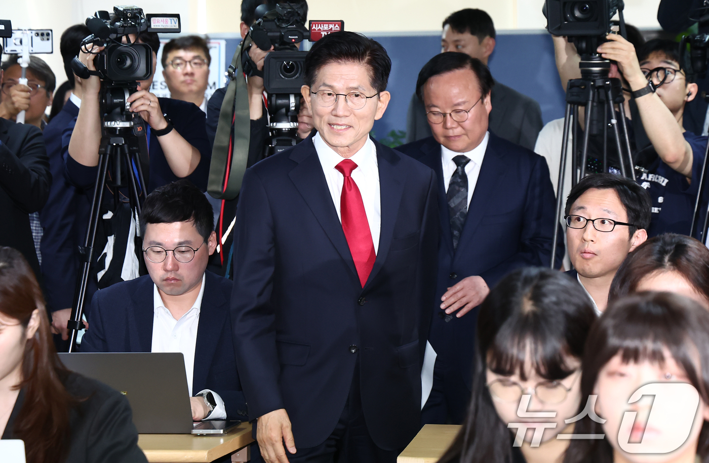 (서울=뉴스1) 김민지 기자 = 김문수 국민의힘 대통령 후보가 8일 오전 서울 여의도 자신의 캠프 사무실에서 단일화 관련 긴급 기자회견을 하기 위해 입장하고 있다. 2025.5.8 …
