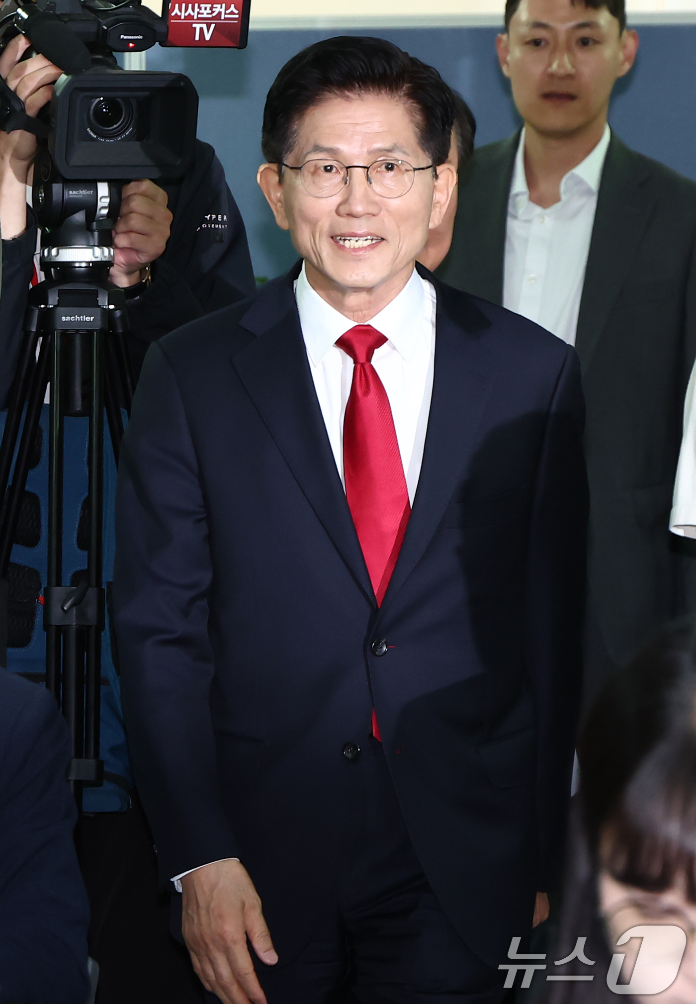 (서울=뉴스1) 김민지 기자 = 김문수 국민의힘 대통령 후보가 8일 오전 서울 여의도 자신의 캠프 사무실에서 단일화 관련 긴급 기자회견을 하기 위해 입장하고 있다. 2025.5.8 …