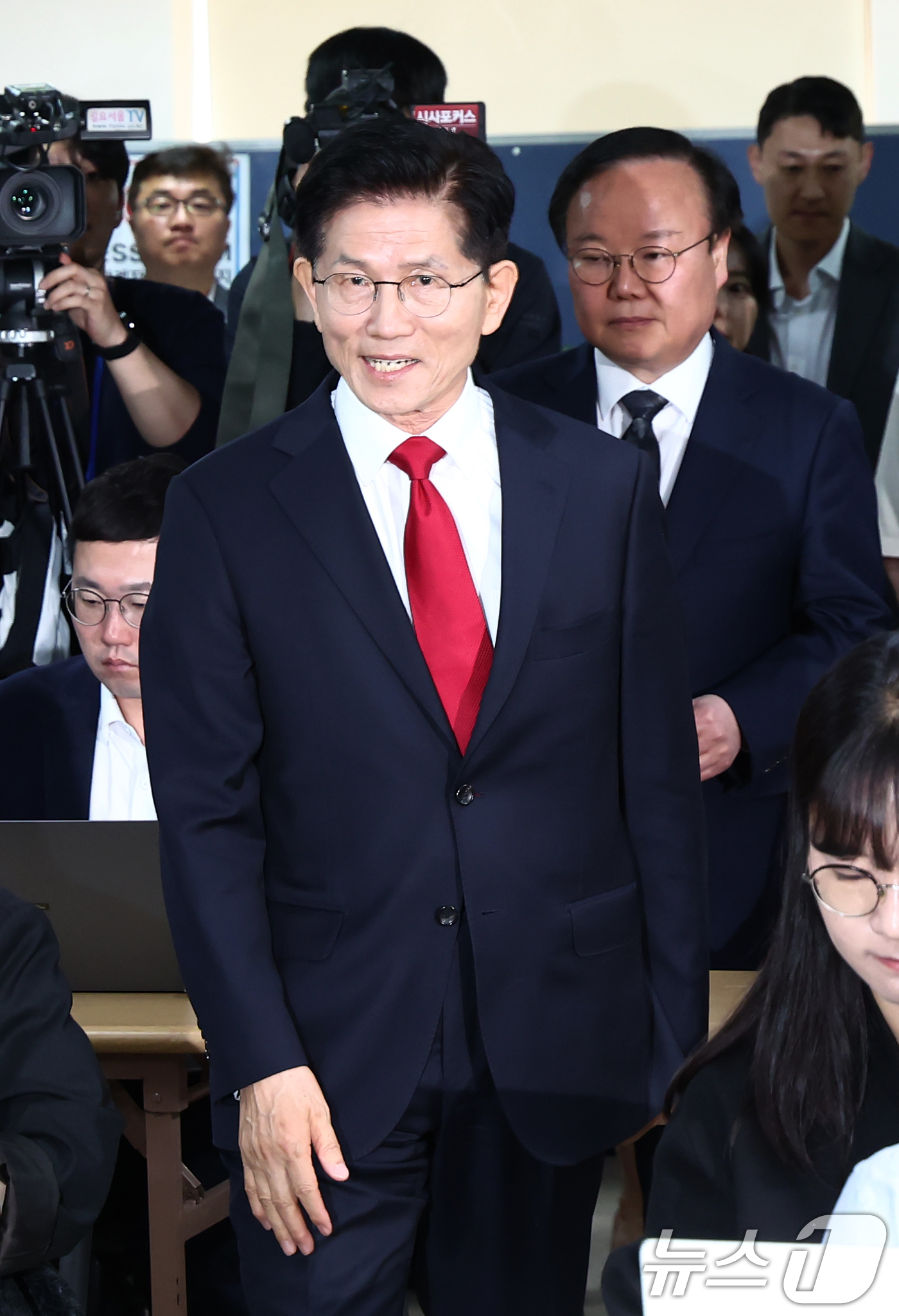 (서울=뉴스1) 김민지 기자 = 김문수 국민의힘 대통령 후보가 8일 오전 서울 여의도 자신의 캠프 사무실에서 단일화 관련 긴급 기자회견을 하기 위해 입장하고 있다. 오른쪽은 김재원 …