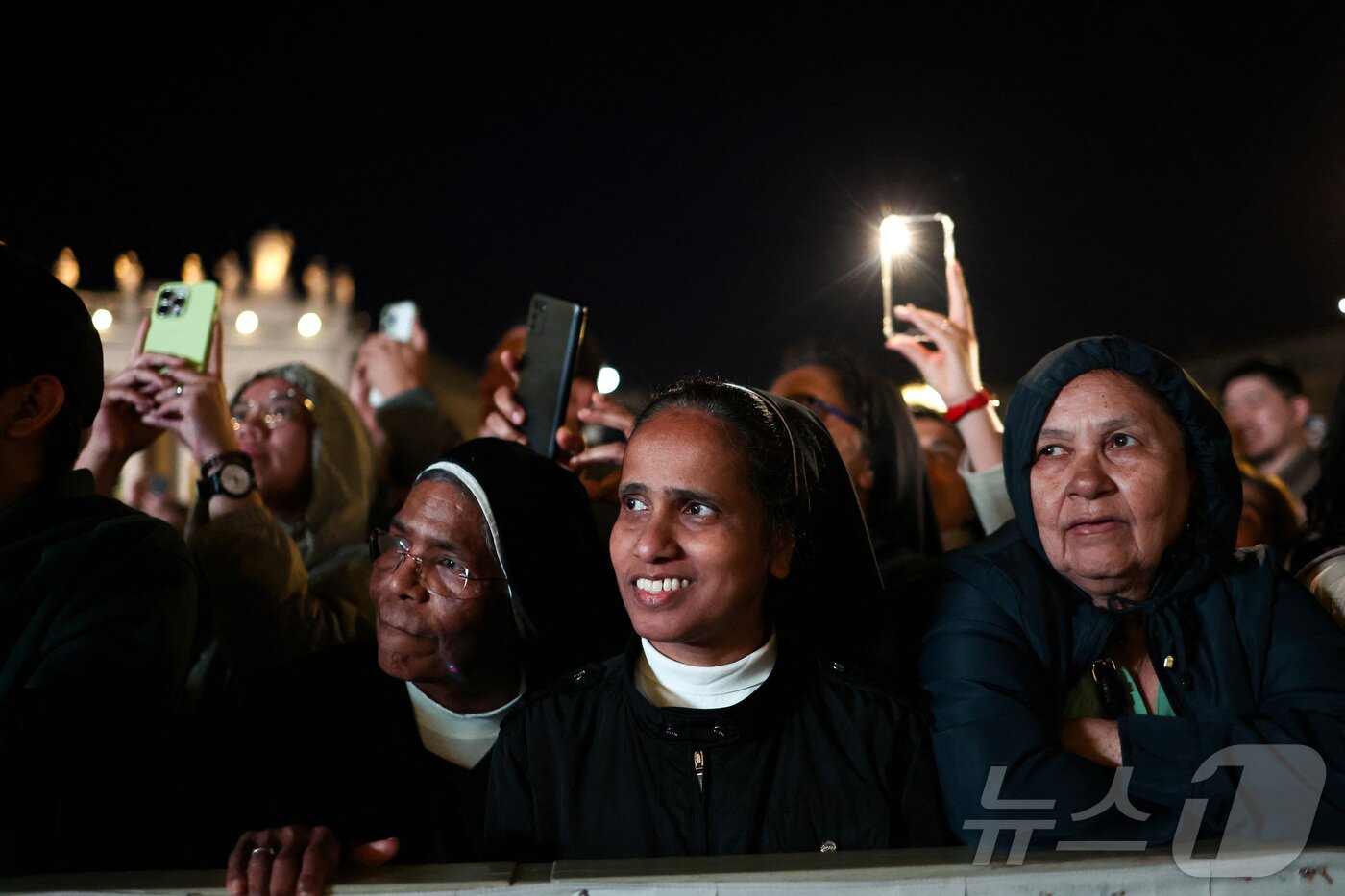 본문 이미지 - 새 교황을 선출하기 위한 콘클라베 첫날 7일&#40;현지시간&#41; 바티칸 성 베드로 광장에서 수녀들이 시스티나 성당 굴뚝에서 피어오르는 검은연기를 바라보고 있다. ⓒ 로이터=뉴스1