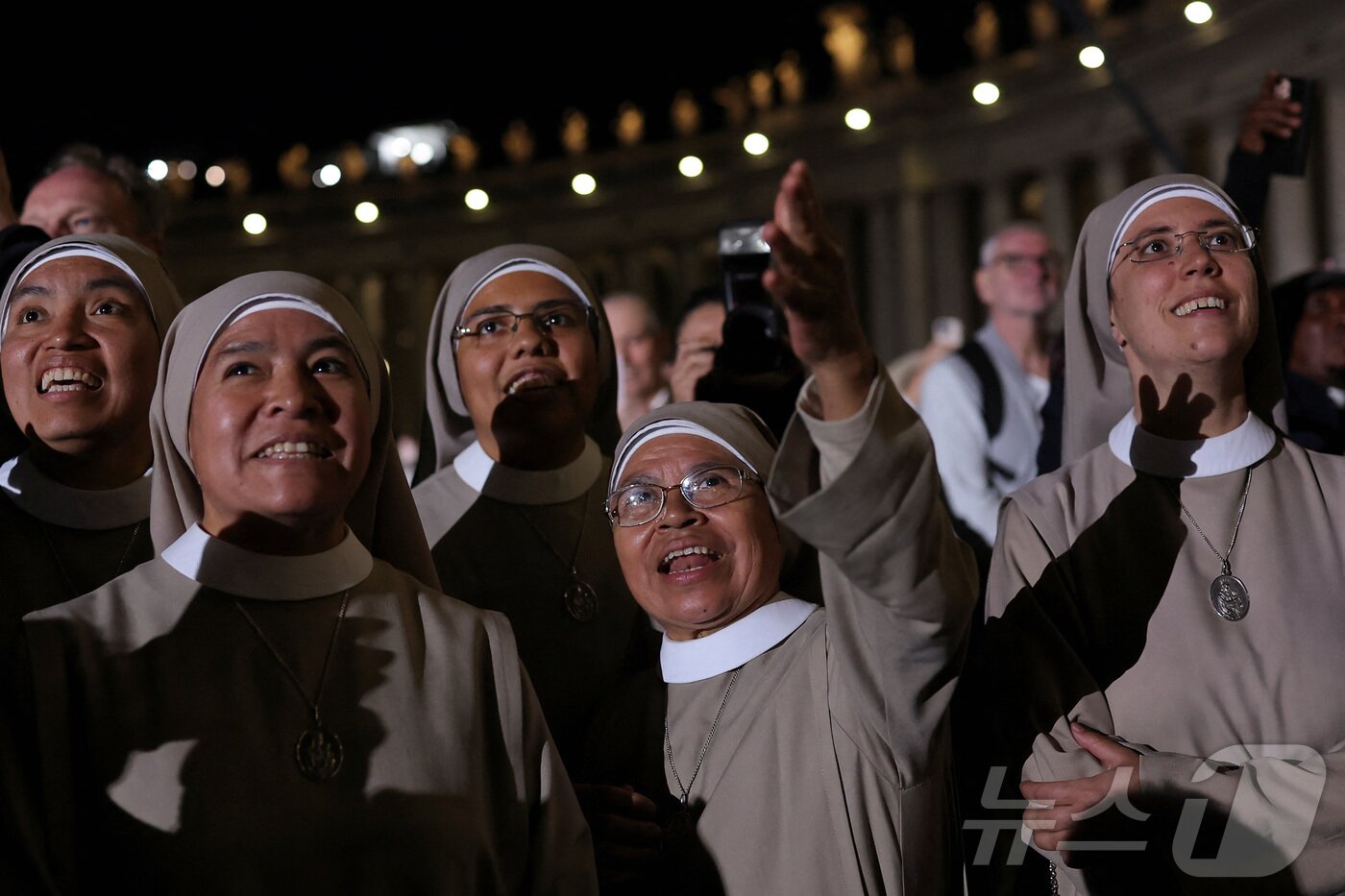 본문 이미지 - 새 교황을 선출하기 위한 콘클라베 첫날 7일&#40;현지시간&#41; 바티칸 성 베드로 광장에서 수녀들이 시스티나 성당 굴뚝에서 피어오르는 검은연기를 바라보고 있다. ⓒ 로이터=뉴스1