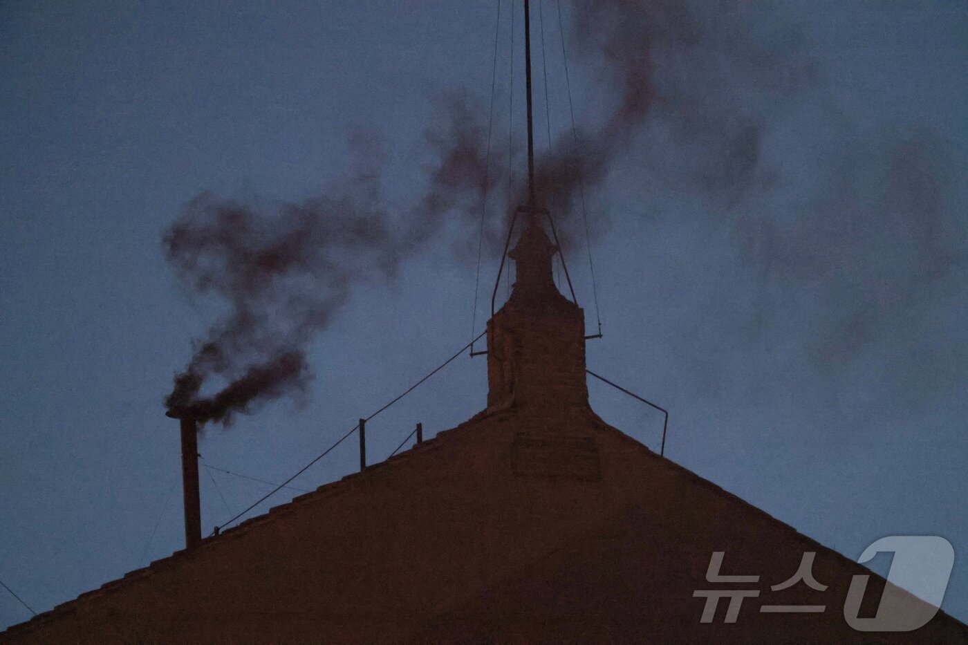 본문 이미지 - 7일&#40;현지시간&#41; 바티칸 시스티나 성당 굴뚝에서 검은 연기가 피어오르고 있다. ⓒ 로이터=뉴스1