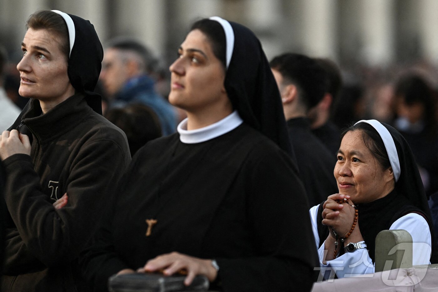본문 이미지 - 새 교황을 선출하기 위한 콘클라베 첫날 7일&#40;현지시간&#41; 바티칸 성 베드로 광장에서 수녀들이 묵주기도를 하고 있다. ⓒ 로이터=뉴스1